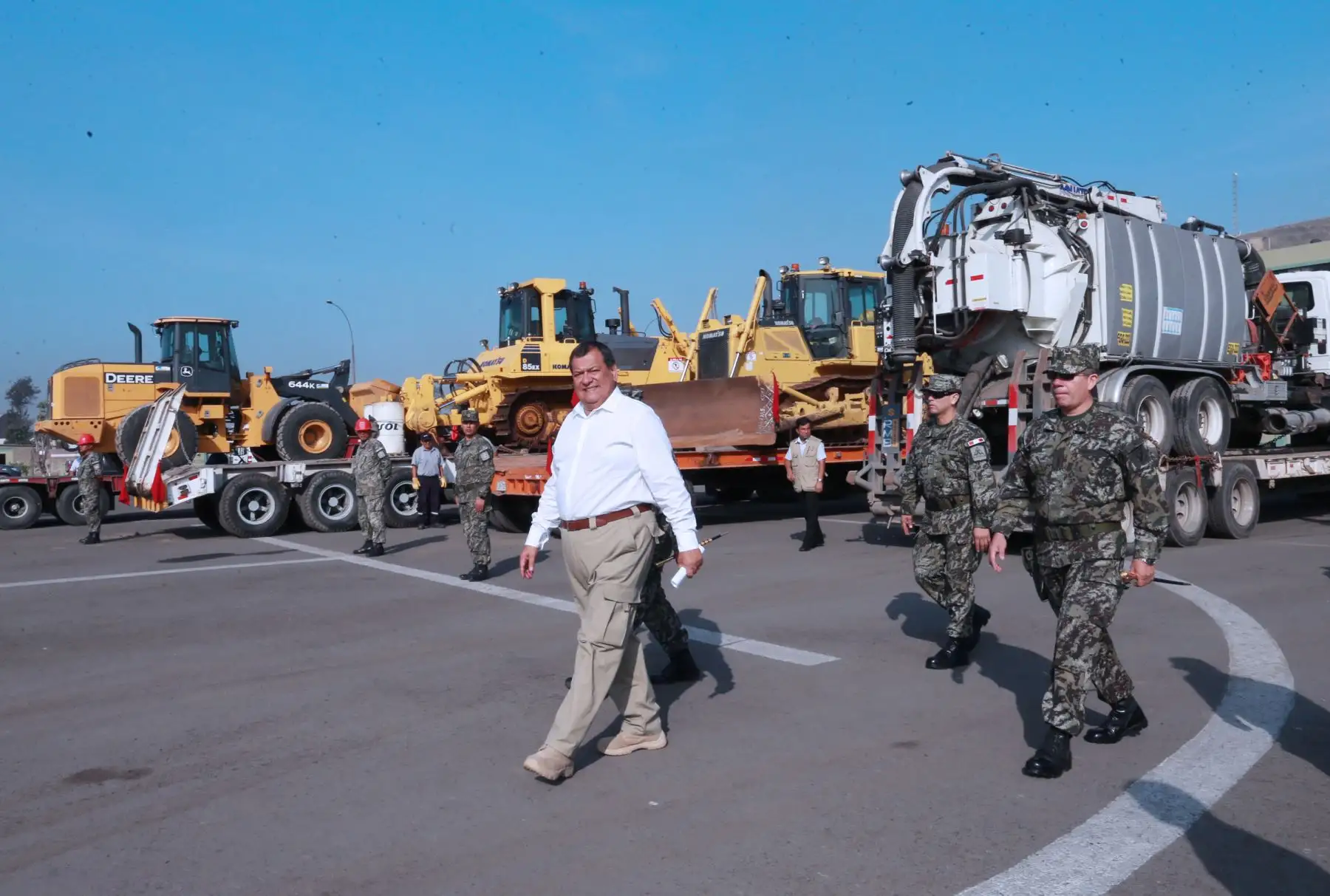 LIMA PERÚ, MARZO 11.  El ministro de Defensa, Jorge Nieto, supervisa la partida de unidades de maquinaria pesada del Ejército hacia Piura, para reforzar los trabajos de drenaje y limpieza de las vías afectadas por las intensas lluvias Foto: ANDINA/Norman Córdova