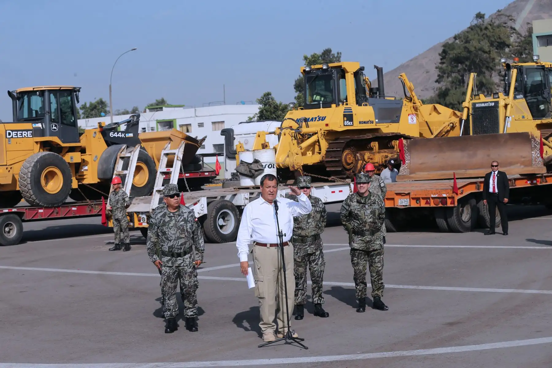 LIMA PERÚ, MARZO 11.  El ministro de Defensa, Jorge Nieto, supervisa la partida de unidades de maquinaria pesada del Ejército hacia Piura, para reforzar los trabajos de drenaje y limpieza de las vías afectadas por las intensas lluvias .Foto: ANDINA/Norman Córdova