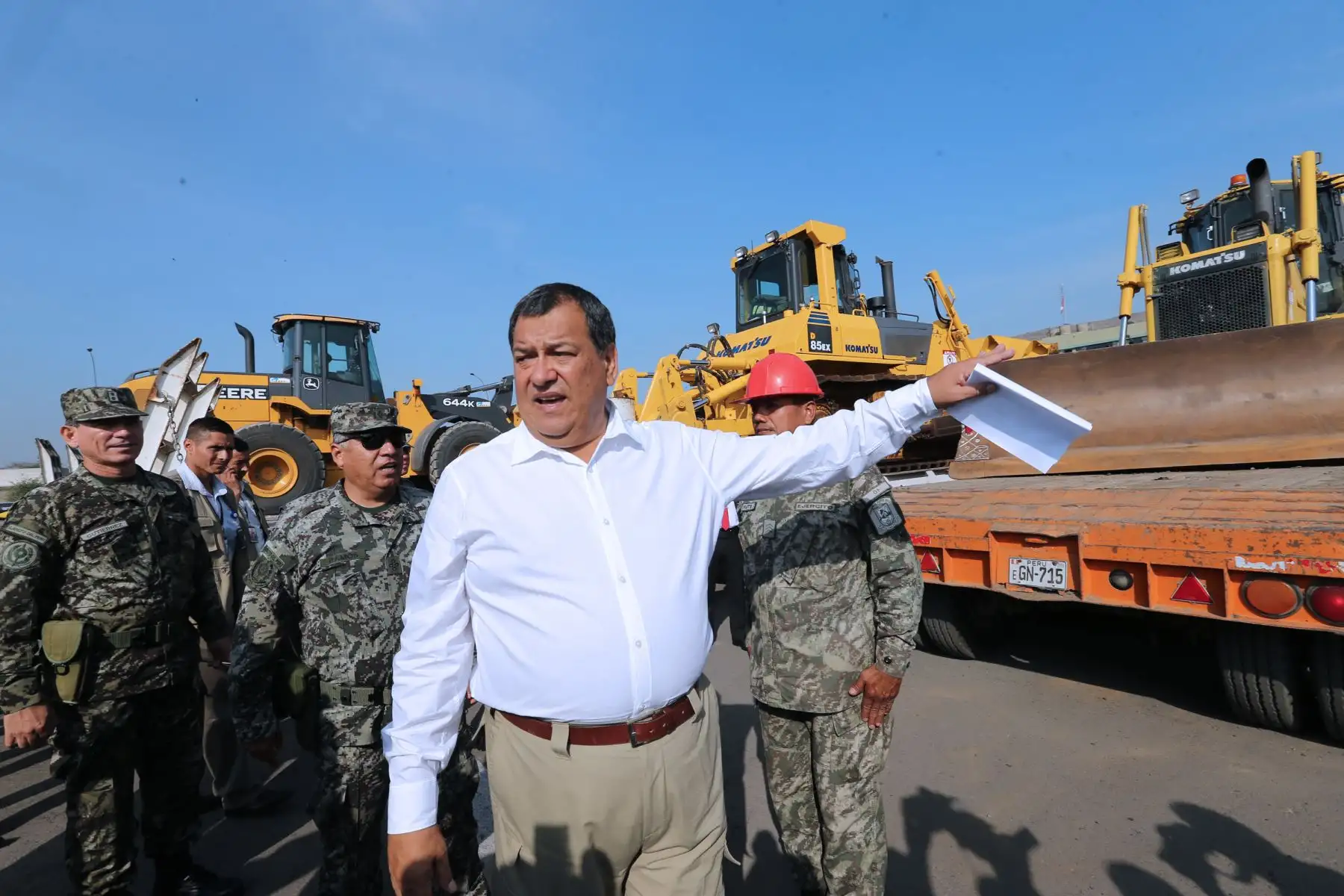LIMA PERÚ, MARZO 11.  El ministro de Defensa, Jorge Nieto, supervisa la partida de unidades de maquinaria pesada del Ejército hacia Piura, para reforzar los trabajos de drenaje y limpieza de las vías afectadas por las intensas lluvias Foto: ANDINA/Norman Córdova