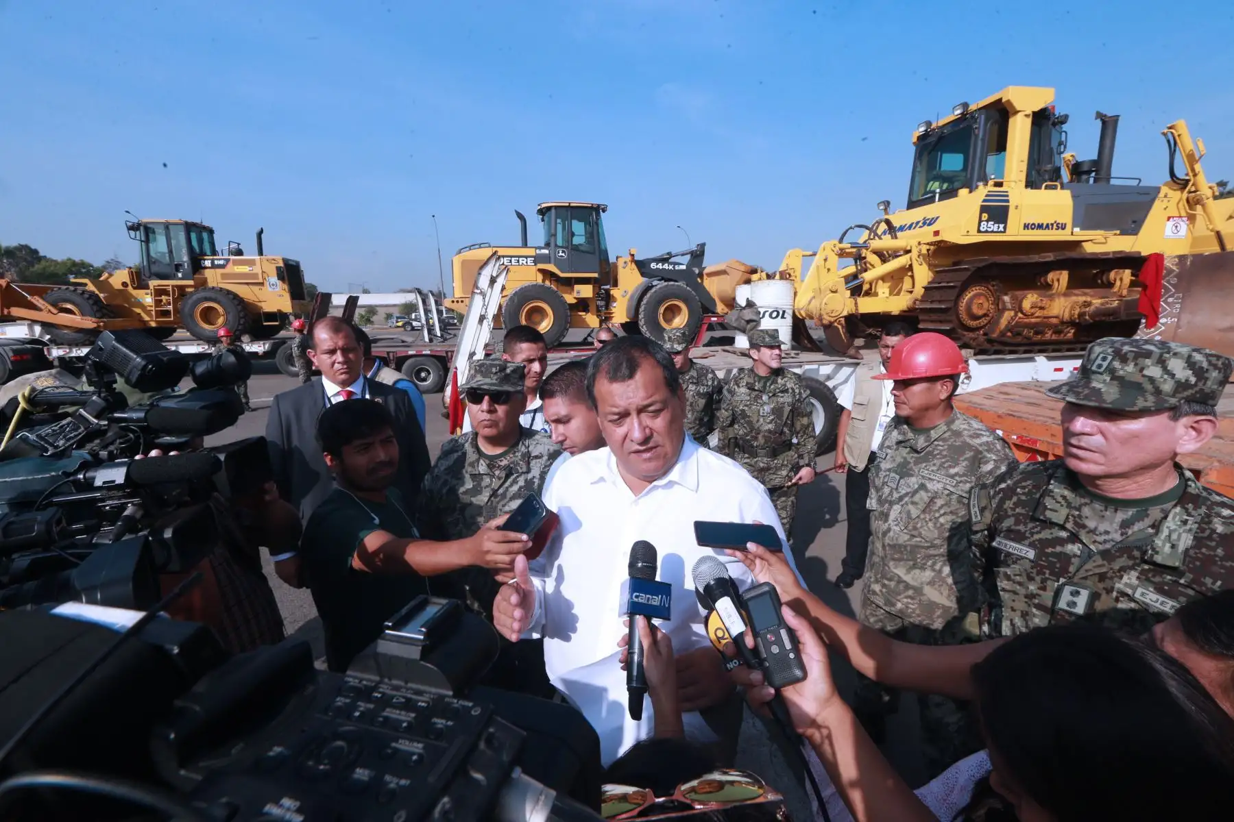 LIMA PERÚ, MARZO 11.  El ministro de Defensa, Jorge Nieto, supervisa la partida de unidades de maquinaria pesada del Ejército hacia Piura, para reforzar los trabajos de drenaje y limpieza de las vías afectadas por las intensas lluvias Foto: ANDINA/Norman Córdova