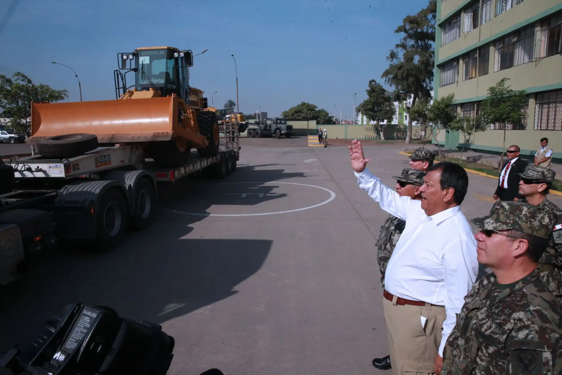 LIMA PERÚ, MARZO 11.  El ministro de Defensa, Jorge Nieto, supervisa la partida de unidades de maquinaria pesada del Ejército hacia Piura, para reforzar los trabajos de drenaje y limpieza de las vías afectadas por las intensas lluvias Foto: ANDINA/Norman Córdova