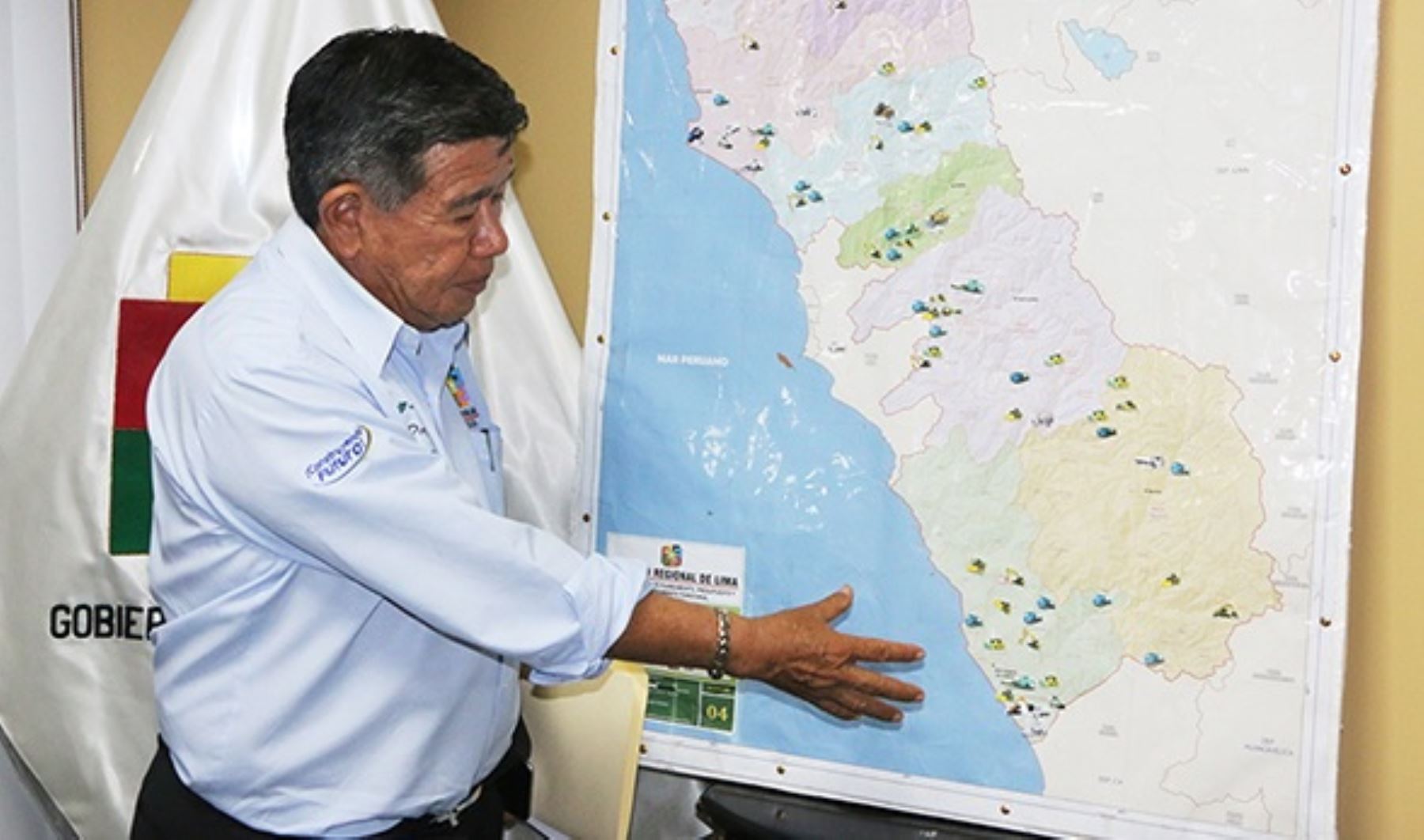 Gobernador regional de Lima Nelson Chui muestra zonas afectadas por huaicos, inundaciones ydeslizamientos donde opera maquinaria pesada.