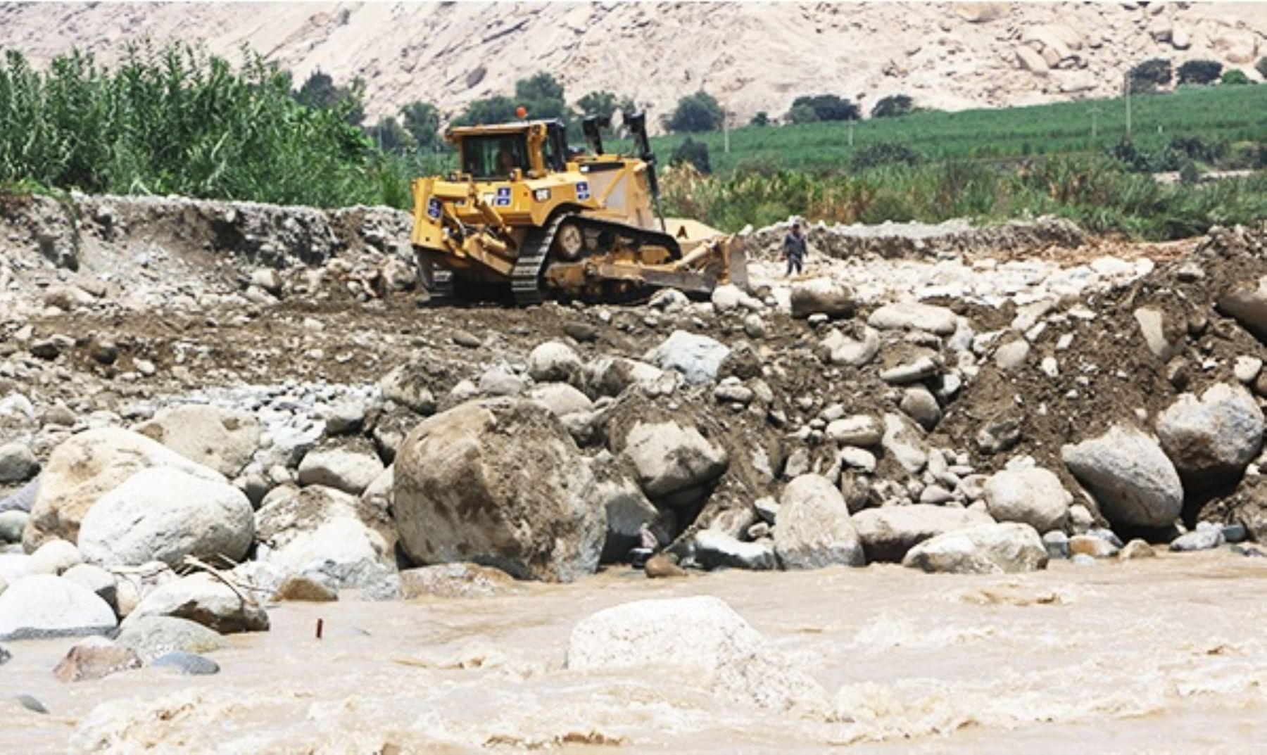 Maquinaria pesada de la región Lima opera en zonas afectadas por huaicos e inundaciones provocados por las torrenciales lluvias