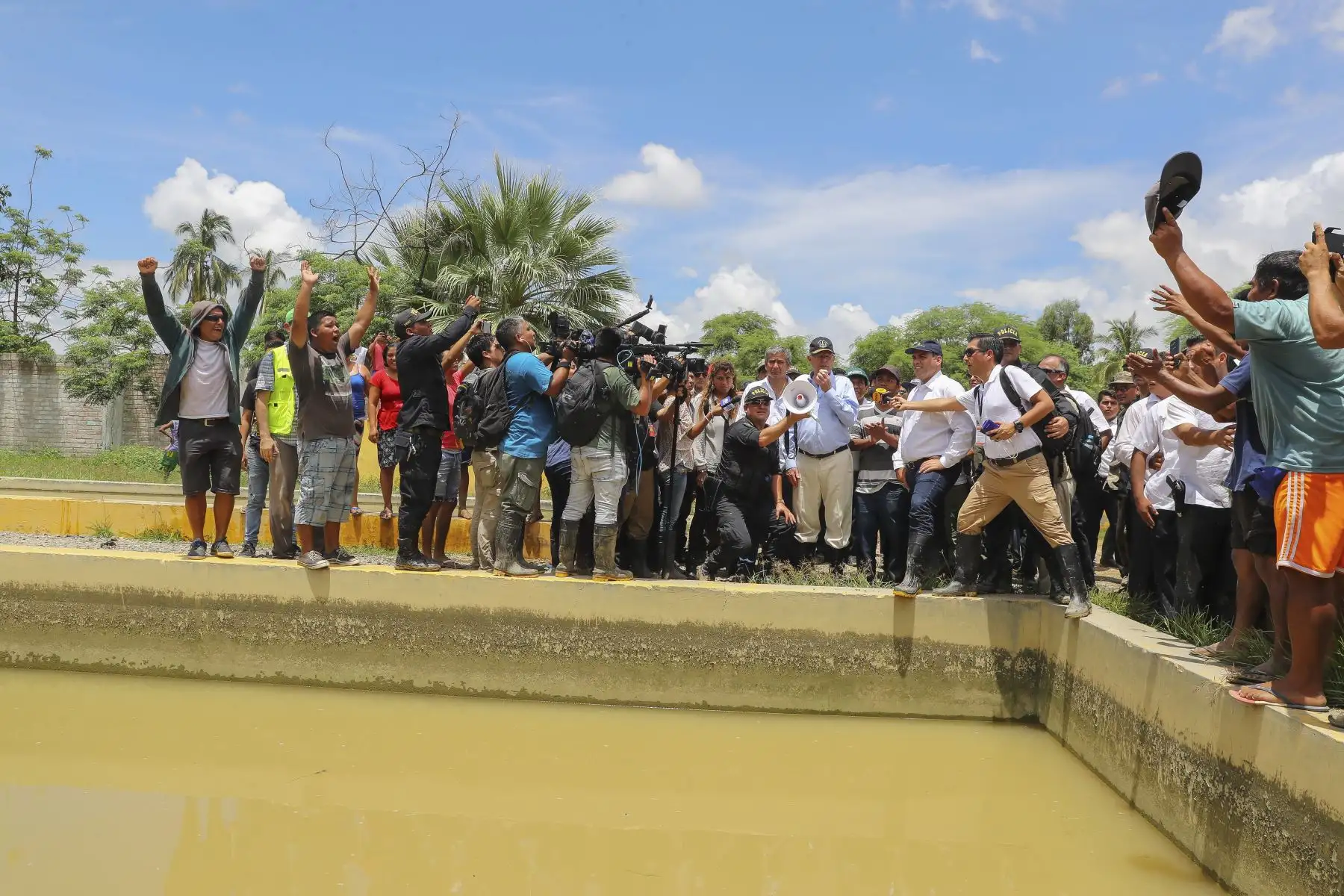 PIURA, PERÚ - MARZO 12. Presidente Pedro Pablo Kuczynksi realizó visita de inspección a trabajos de limpieza quebrada La Manuela.

Foto: PRESIDENCIA.