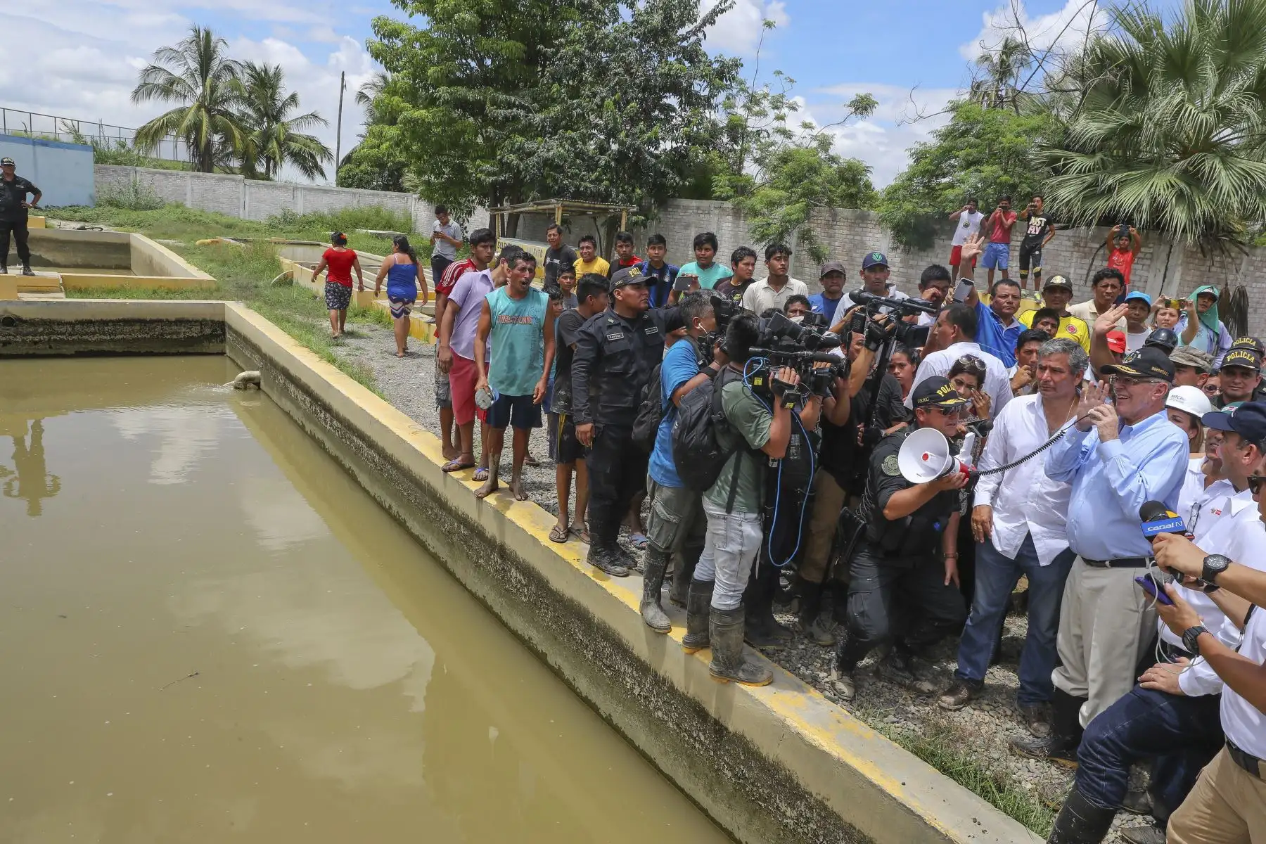 PIURA, PERÚ - MARZO 12. Presidente Pedro Pablo Kuczynksi realizó visita de inspección a trabajos de limpieza quebrada La Manuela.

Foto: PRESIDENCIA.