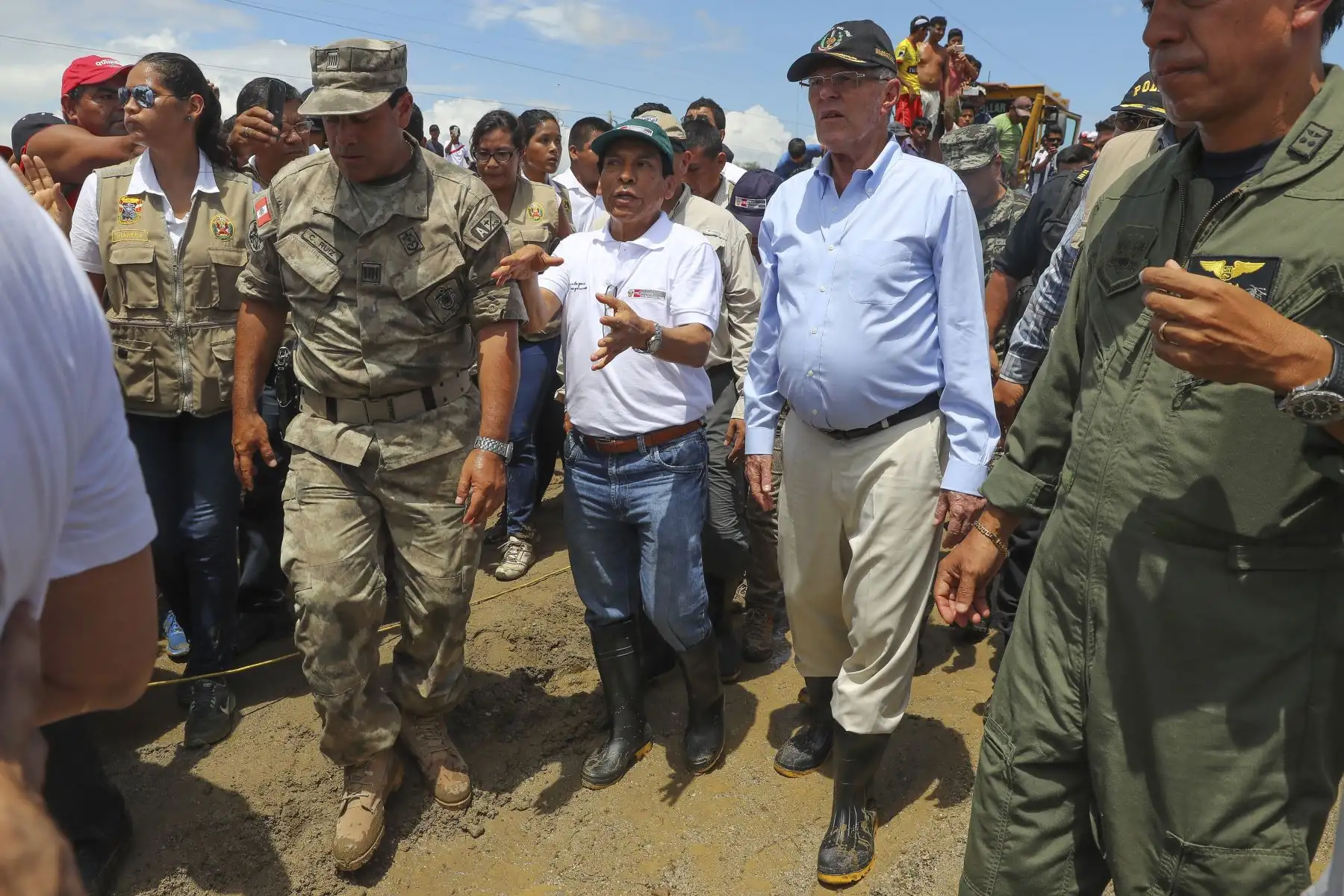 PIURA, PERÚ - MARZO 12. Presidente Pedro Pablo Kuczynksi realizó visita de inspección a trabajos de limpieza quebrada La Manuela.

Foto: PRESIDENCIA.