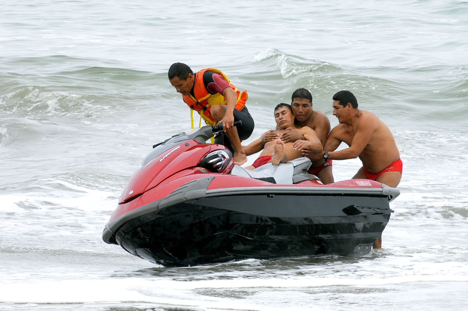 Policía de salvataje rescató a 1,309 bañistas en lo que va del verano 2017. Foto: ANDINA/Difusión.