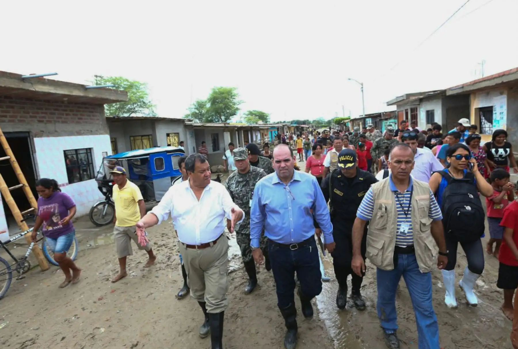 El jefe del Gabinete Ministerial, Fernando Zavala, y el ministro de Defensa Jorge Nieto, recorren las zonas de emergencia ocasionadas por las lluvias en Piura. Foto: ANDINA/ Difusión