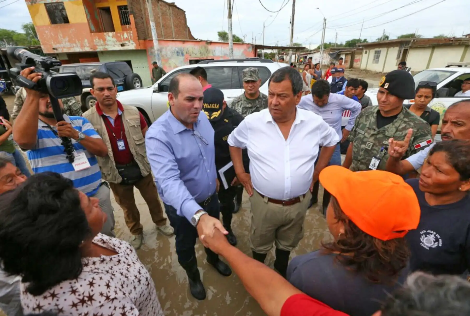 El jefe del Gabinete Ministerial, Fernando Zavala, y el ministro de Defensa Jorge Nieto, recorren las zonas de emergencia ocasionadas por las lluvias en Piura. Foto: ANDINA/ Difusión