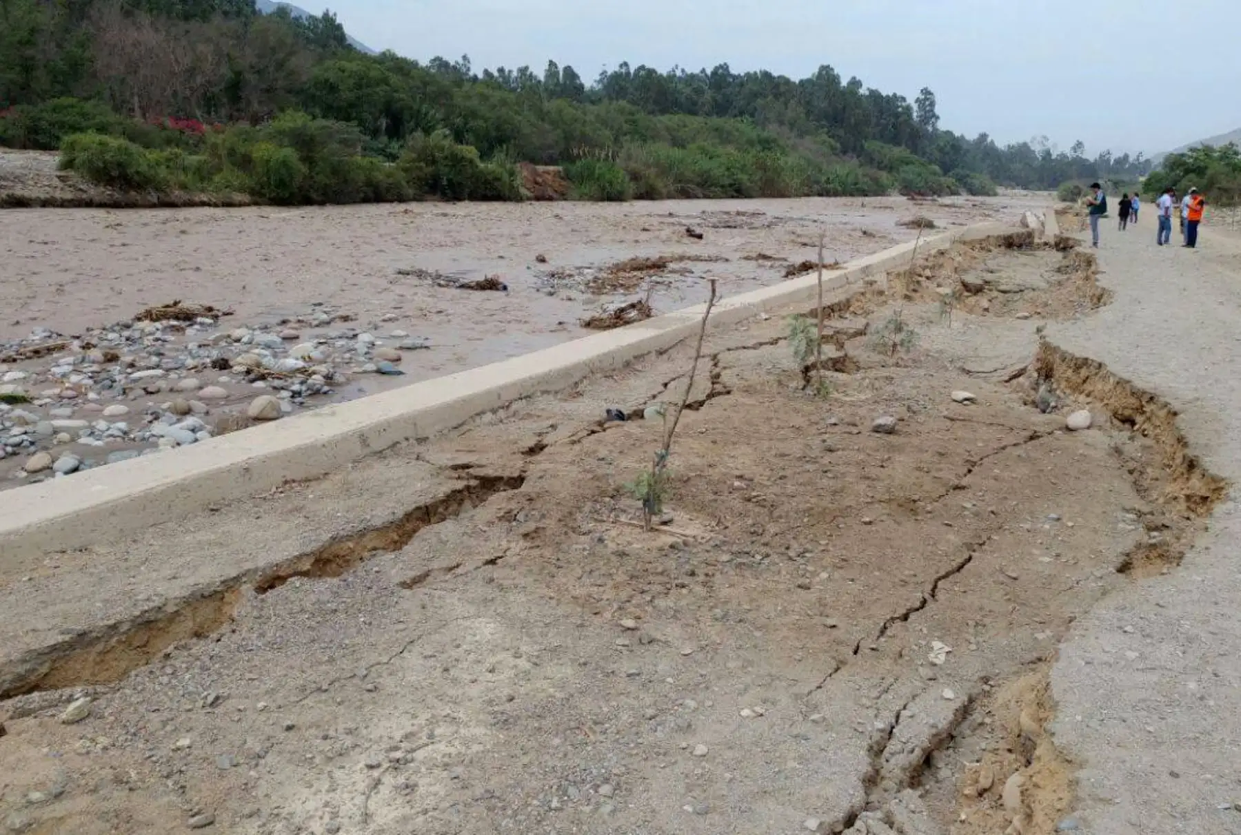 Río Lurín crece peligrosamente y amenaza con desbordarse nuevamente. Foto: ANDINA/Norman Córdova