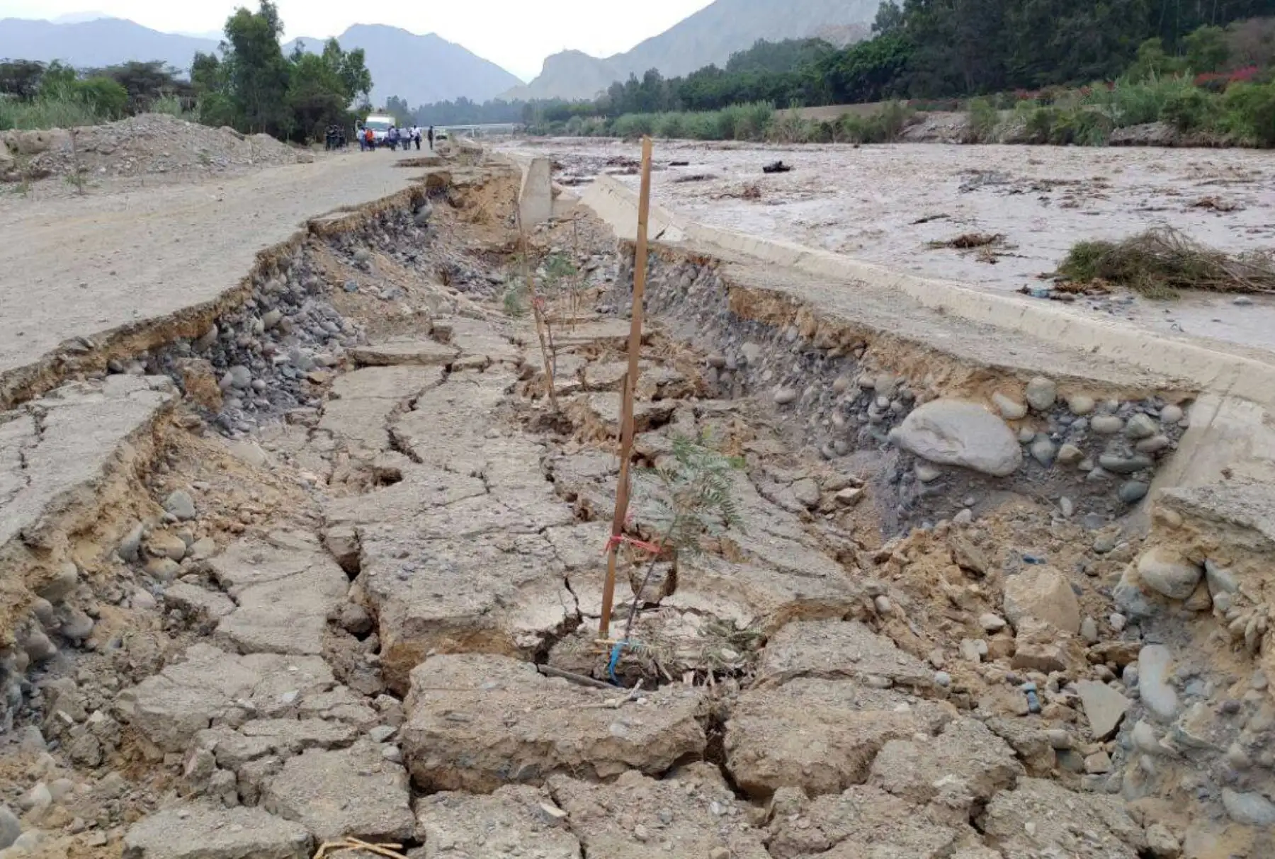 Río Lurín crece peligrosamente y amenaza con desbordarse nuevamente. Foto: ANDINA/Norman Córdova
