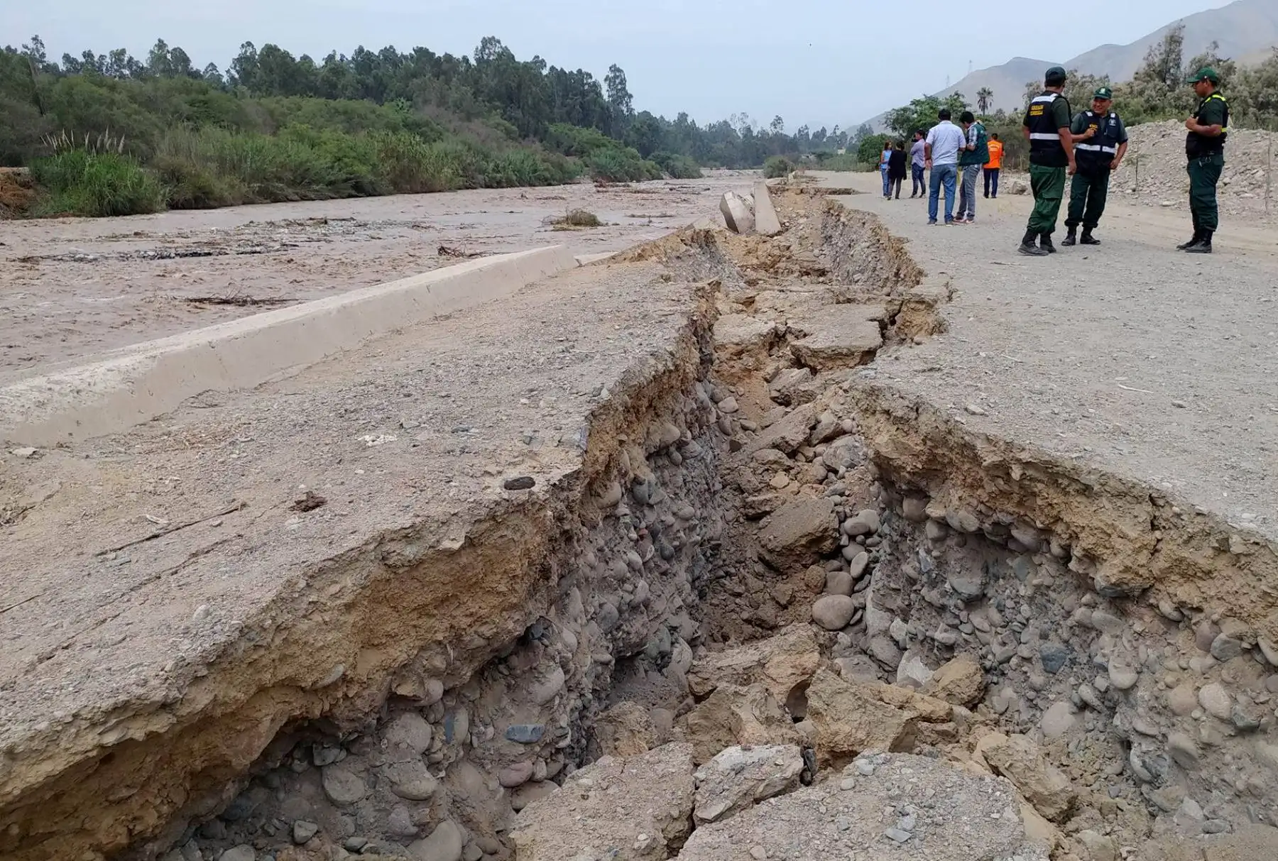 Río Lurín crece peligrosamente y amenaza con desbordarse nuevamente. Foto: ANDINA/Norman Córdova