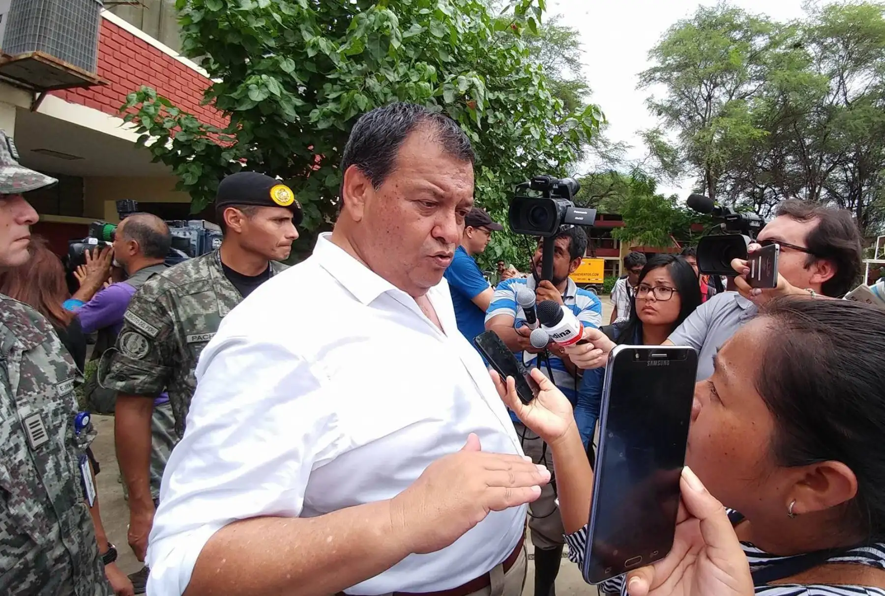 El ministro de Defensa, Jorge Nieto, anunció que el Ejército del Perú entregará de manera directa la ayuda humanitaria a los pobladores damnificados y afectados por las lluvias e inundaciones en la región Piura. Foto: ANDINA/ Vidal Tarqui