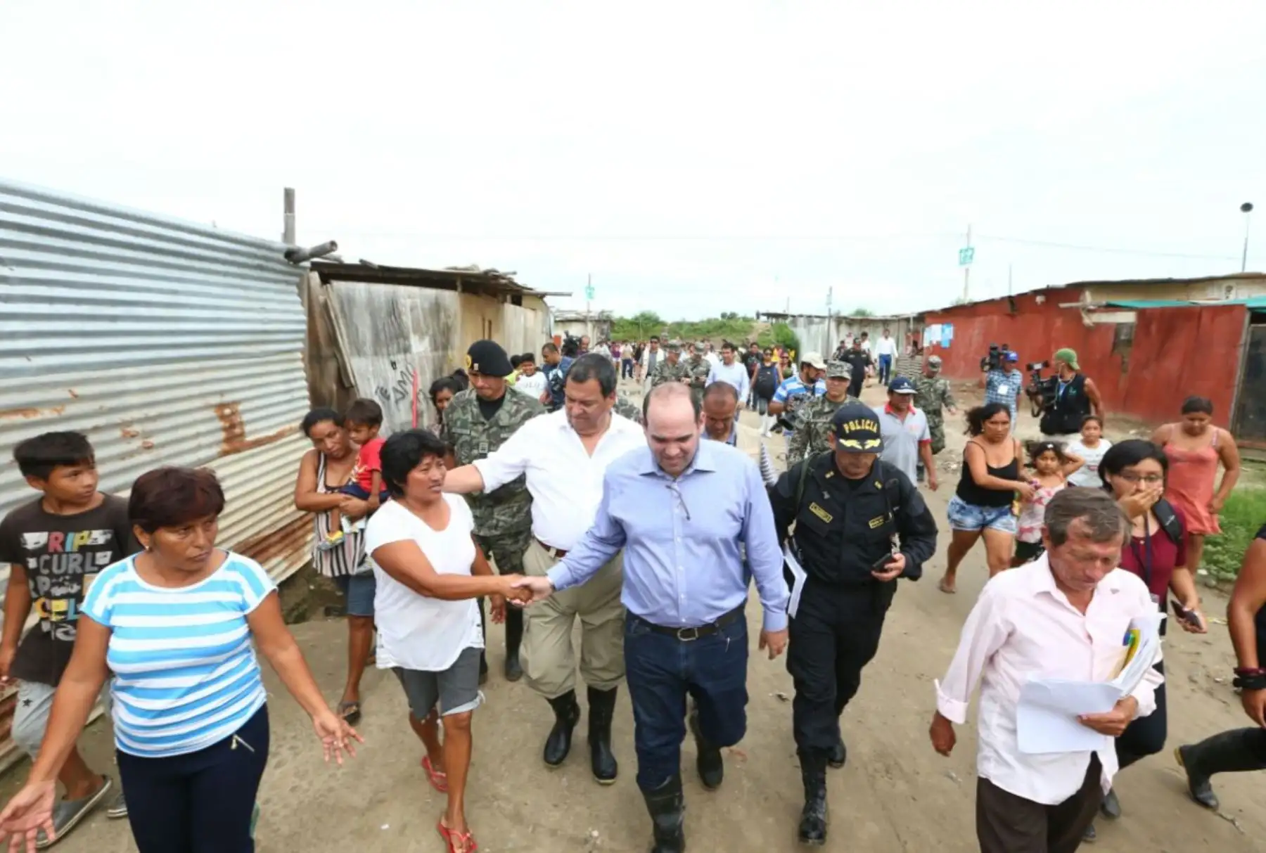 El jefe del Gabinete Ministerial, Fernando Zavala y el ministro de Defensa, Jorge Nieto,supervisan trabajos de bombeo de las aguas anegadas en el Asentamiento Humano 28 de Julio en Piura. Foto: ANDINA/ Difusión