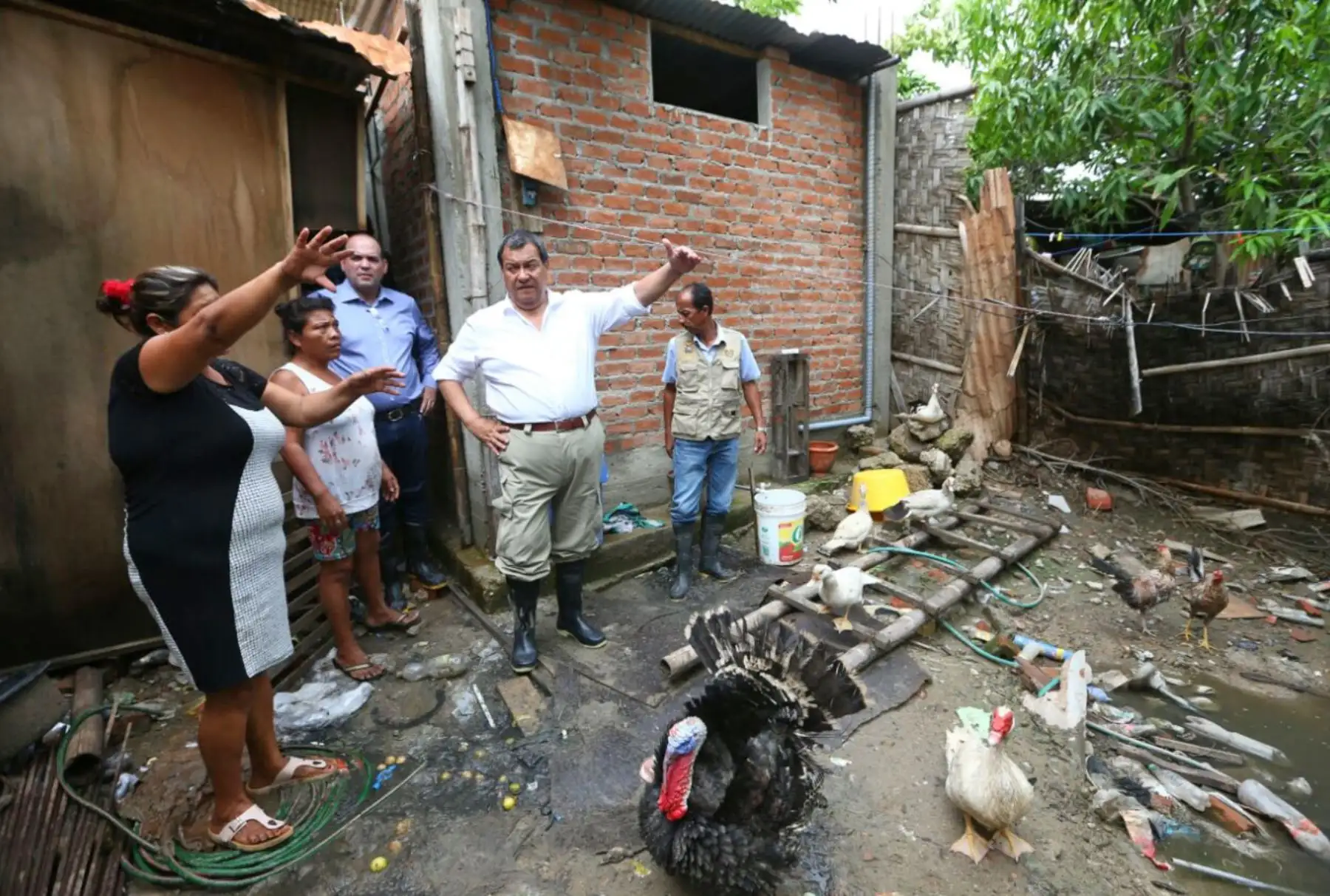 El jefe del Gabinete Ministerial, Fernando Zavala y el ministro de Defensa, Jorge Nieto,supervisan trabajos de bombeo de las aguas anegadas en el Asentamiento Humano 28 de Julio en Piura. Foto: ANDINA/ Difusión