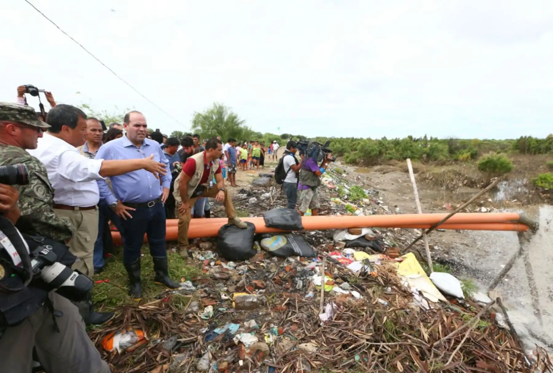 El jefe del Gabinete Ministerial, Fernando Zavala y el ministro de Defensa, Jorge Nieto,supervisan trabajos de bombeo de las aguas anegadas en el Asentamiento Humano 28 de Julio en Piura. Foto: ANDINA/ Difusión