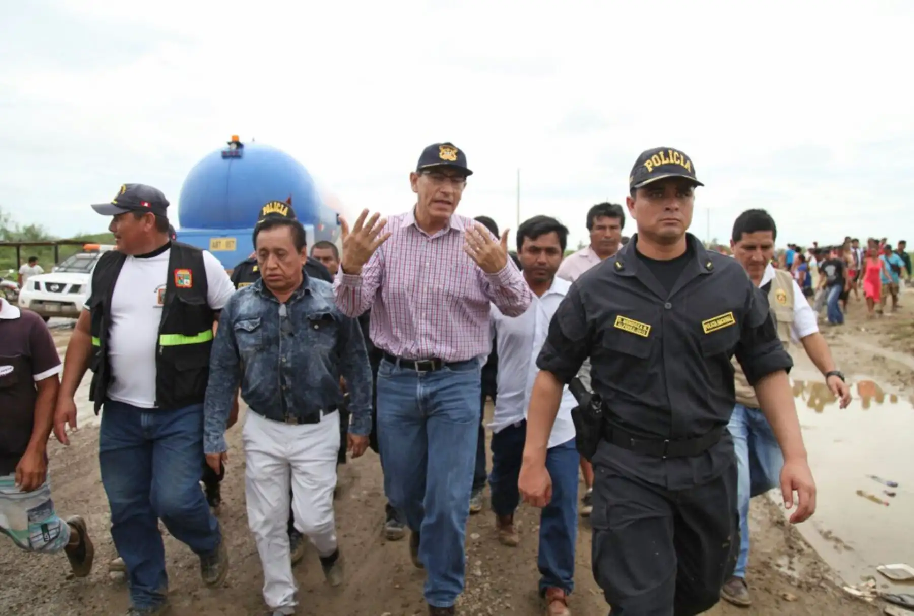 Ministro Vizcarra escucha demandas de la población de la quebrada La Manuela, una de las zonas más afectadas por las lluvias en Piura. Foto: ANDINA/ Difusión