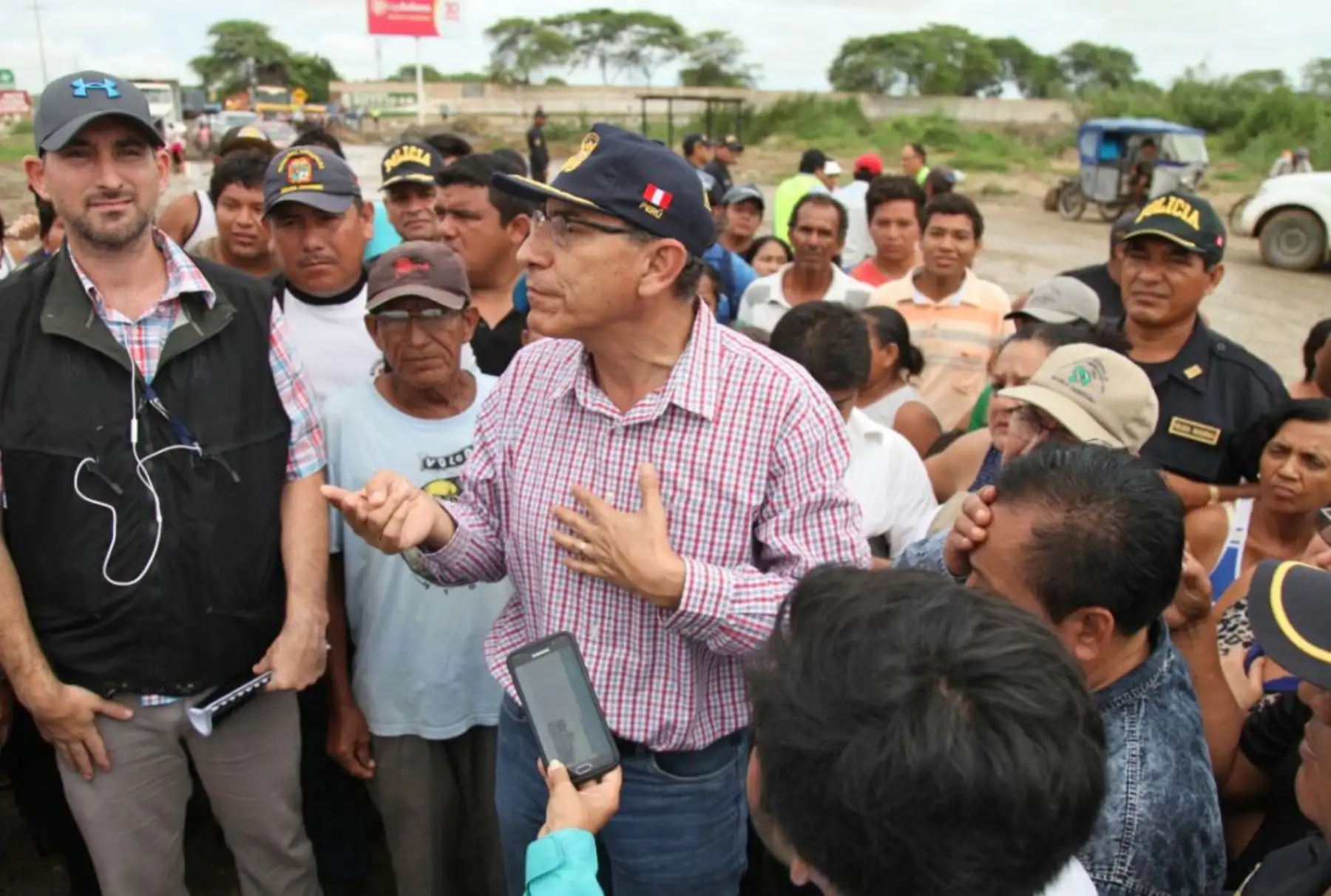 Ministro Vizcarra escucha demandas de la población de la quebrada La Manuela, una de las zonas más afectadas por las lluvias en Piura. Foto: ANDINA/ Difusión