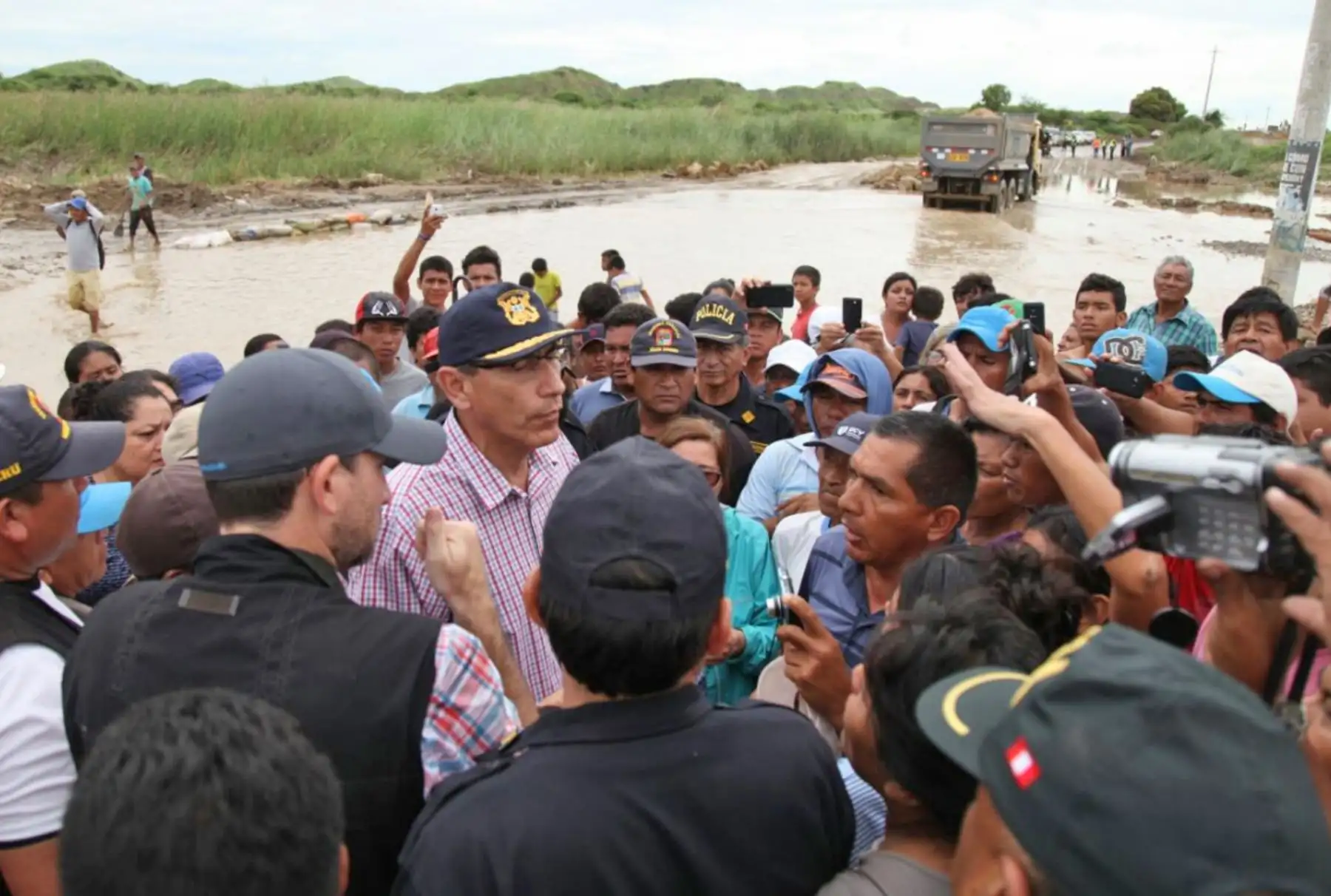 Ministro Vizcarra escucha demandas de la población de la quebrada La Manuela, una de las zonas más afectadas por las lluvias en Piura. Foto: ANDINA/ Difusión