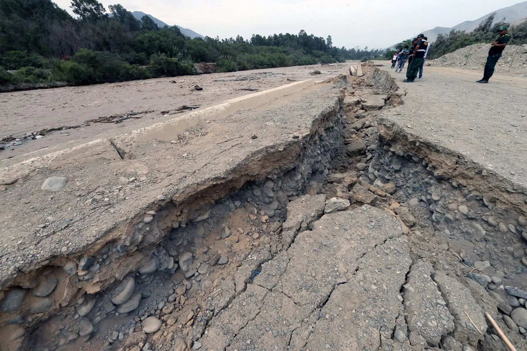 LIMA,PERÚ.MARZO 14. Río Lurín crece peligrosamente y amenaza con desbordarse nuevamente.Foto: ANDINA/Norman Córdova
