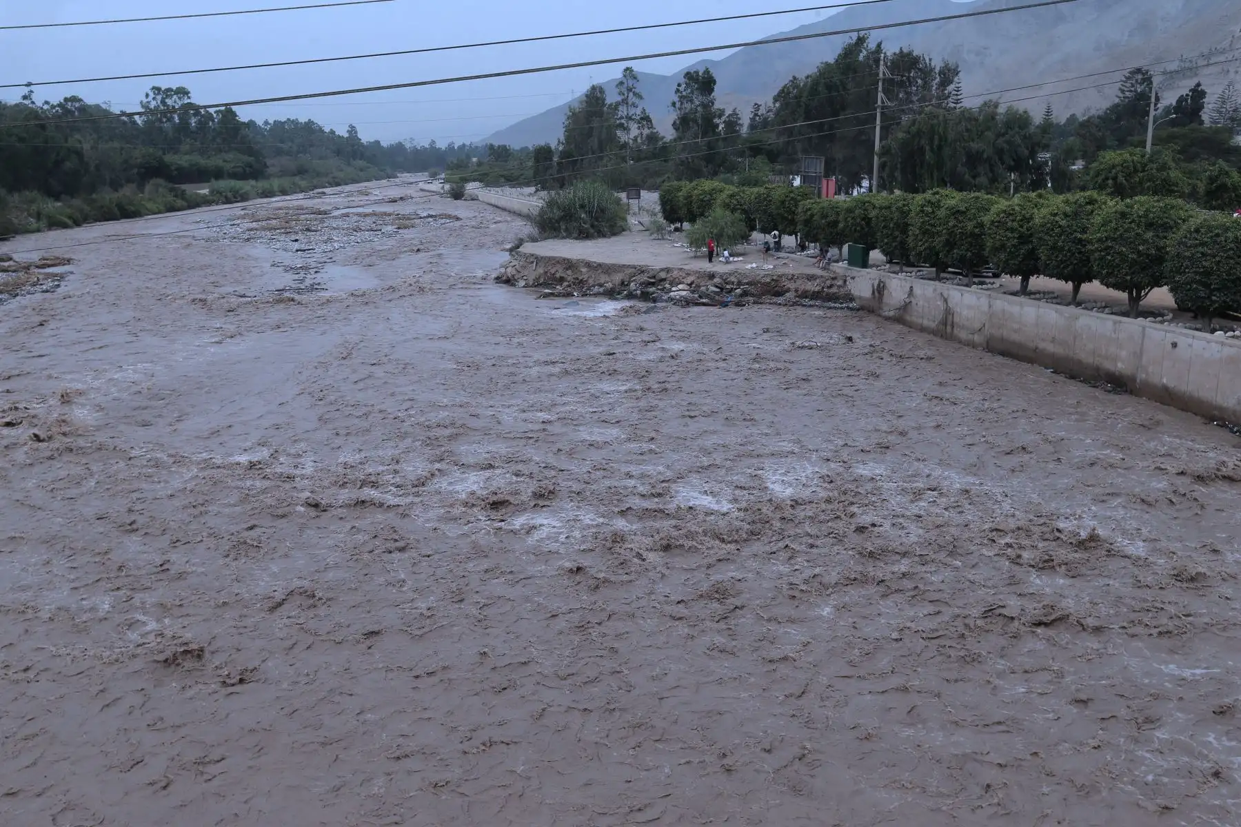 LIMA,PERÚ.MARZO 14. Río Lurín crece peligrosamente y amenaza con desbordarse nuevamente.Foto: ANDINA/Norman Córdova