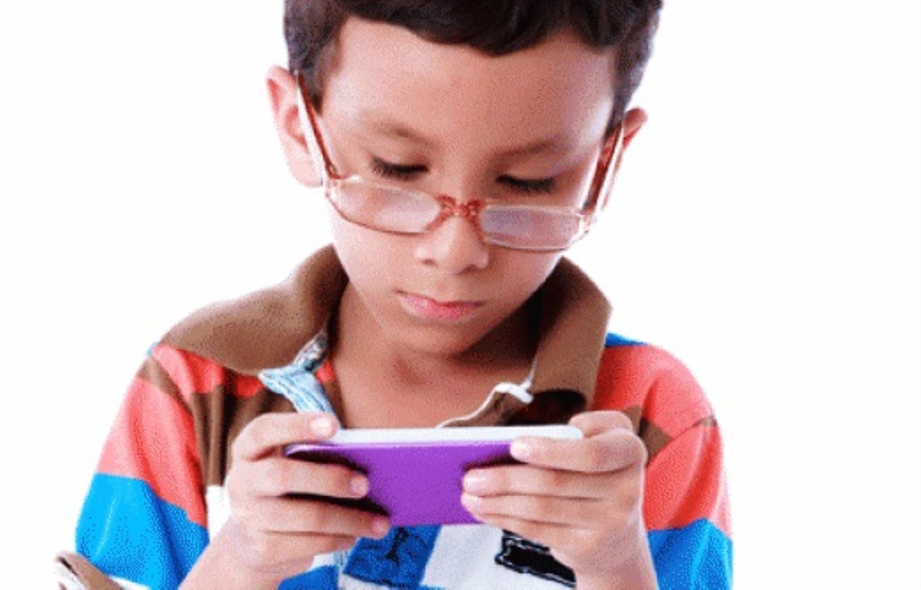 Uso excesivo de tablets y smartphones puede causar miopía en niños. Foto: ANDINA/Difusión.