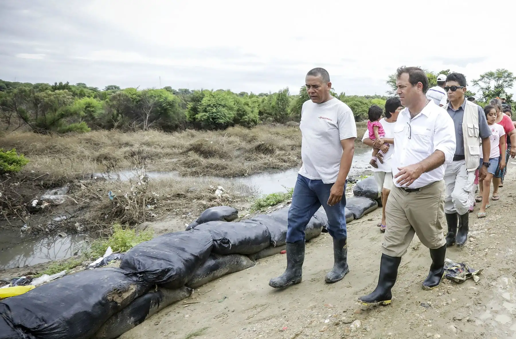 Ministro Bruno Giuffra recorre zonas afectadas por lluvias en Piura. Foto: Produce.