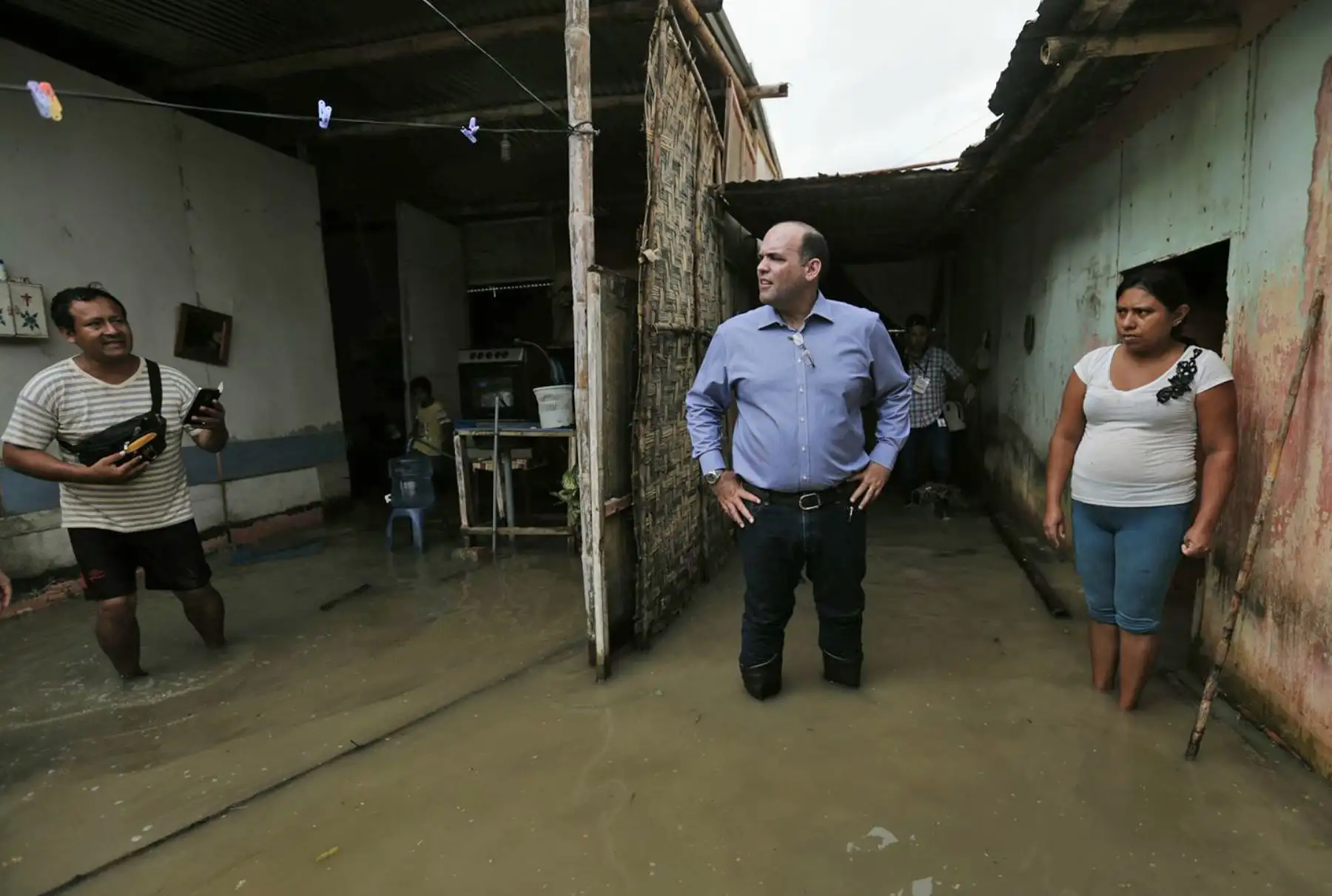 El jefe del Gabinete Ministerial, Fernando Zavala, recorre las zonas de emergencia ocasionadas por las lluvias en Piura. Foto: ANDINA/ Difusión
