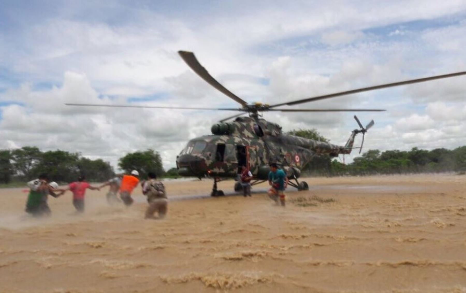 Ejército rescata a damnificados por lluvias e inundaciones en Piura.