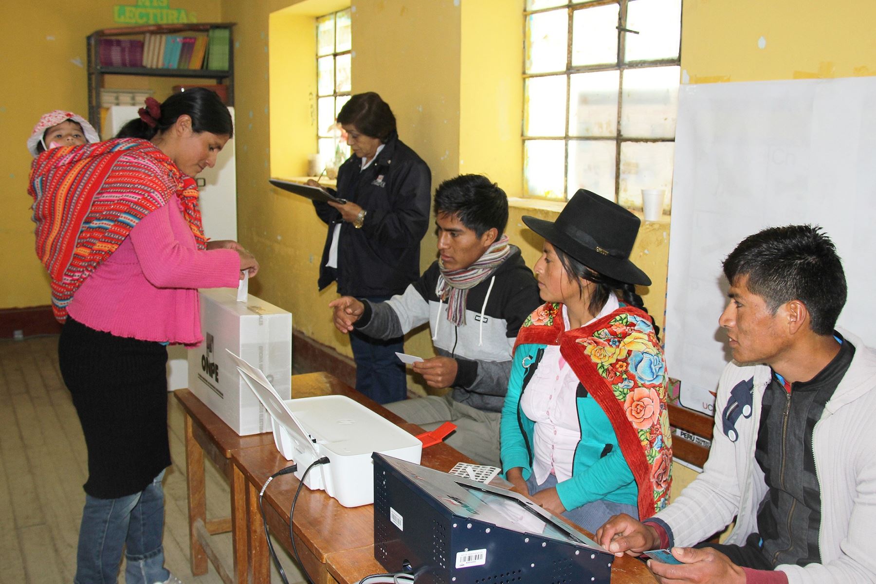 En elecciones ediles realizadas en Ucayali y Ayacucho, se demostró que el voto electrónico es asequible a personas de diversas edades.