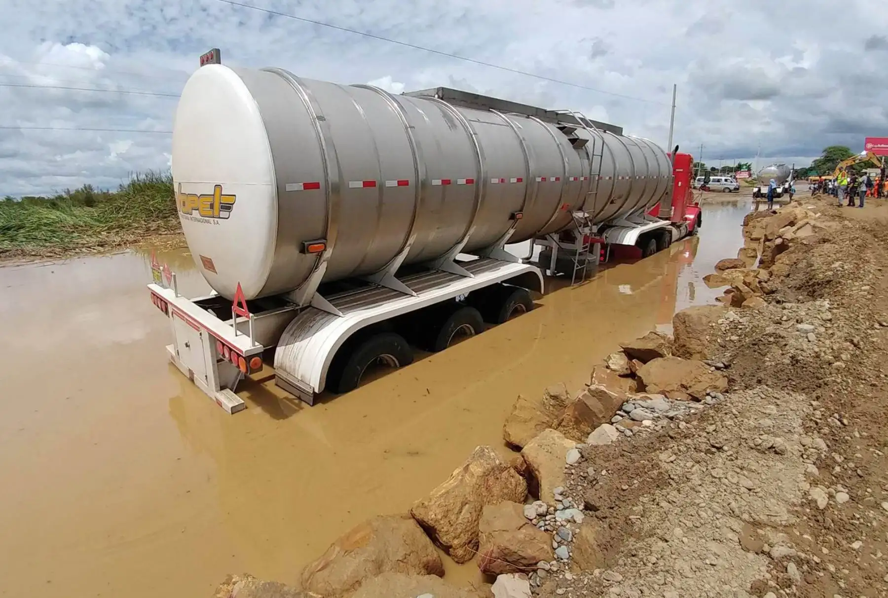Lluvias afectan la carretera a la altura de la Quebrada La Manuela en Sullana, Piura. Foto: ANDINA