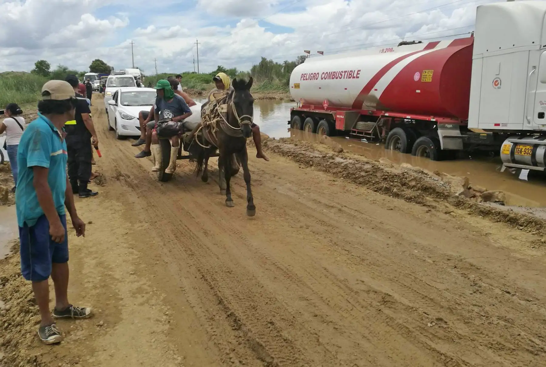 Lluvias afectan la carretera a la altura de la Quebrada La Manuela en Sullana, Piura. Foto: ANDINA