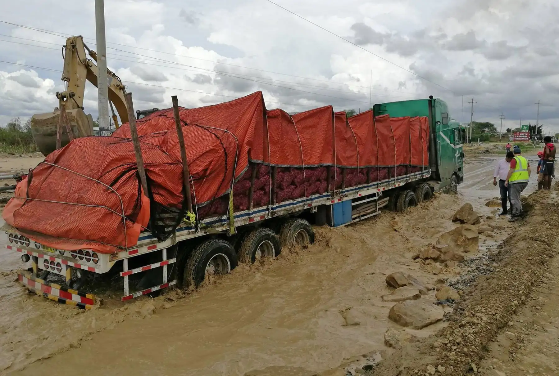 Lluvias afectan la carretera a la altura de la Quebrada La Manuela en Sullana, Piura. Foto: ANDINA