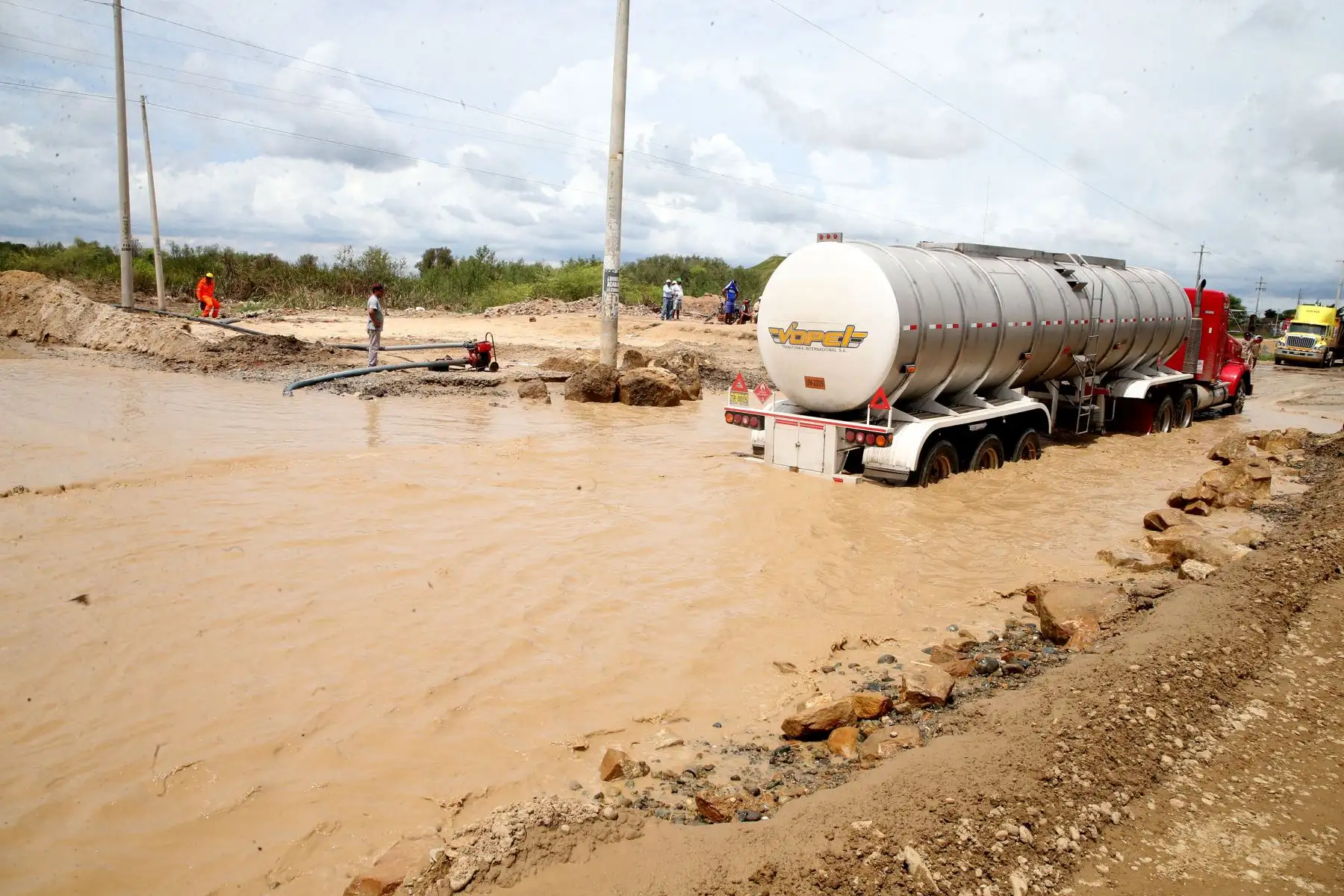 PIURA-PERÚ-MARZO 15. Lluvias afectan la carretera a la altura de la Quebrada La Manuela en Sullana, Piura. Foto: ANDINA/Vidal Tarqui