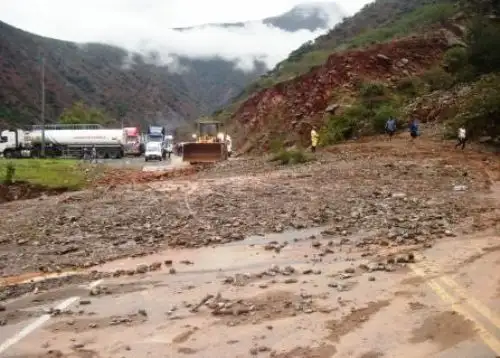 Huaicos interrumpen el tránsito en la carretera IIRSA Norte, que une Lambayeque con San Martín.