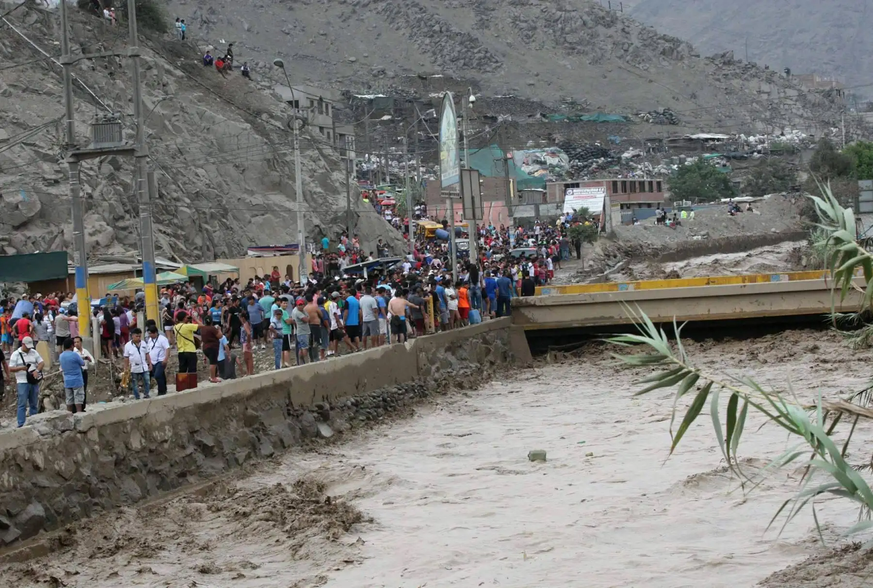 LIMA PERÚ, MARZO 15. Desborde  del río Huaycoloro, cerca de la autopista Ramiro Prialé. Foto: ANDINA/ Jhony Laurente