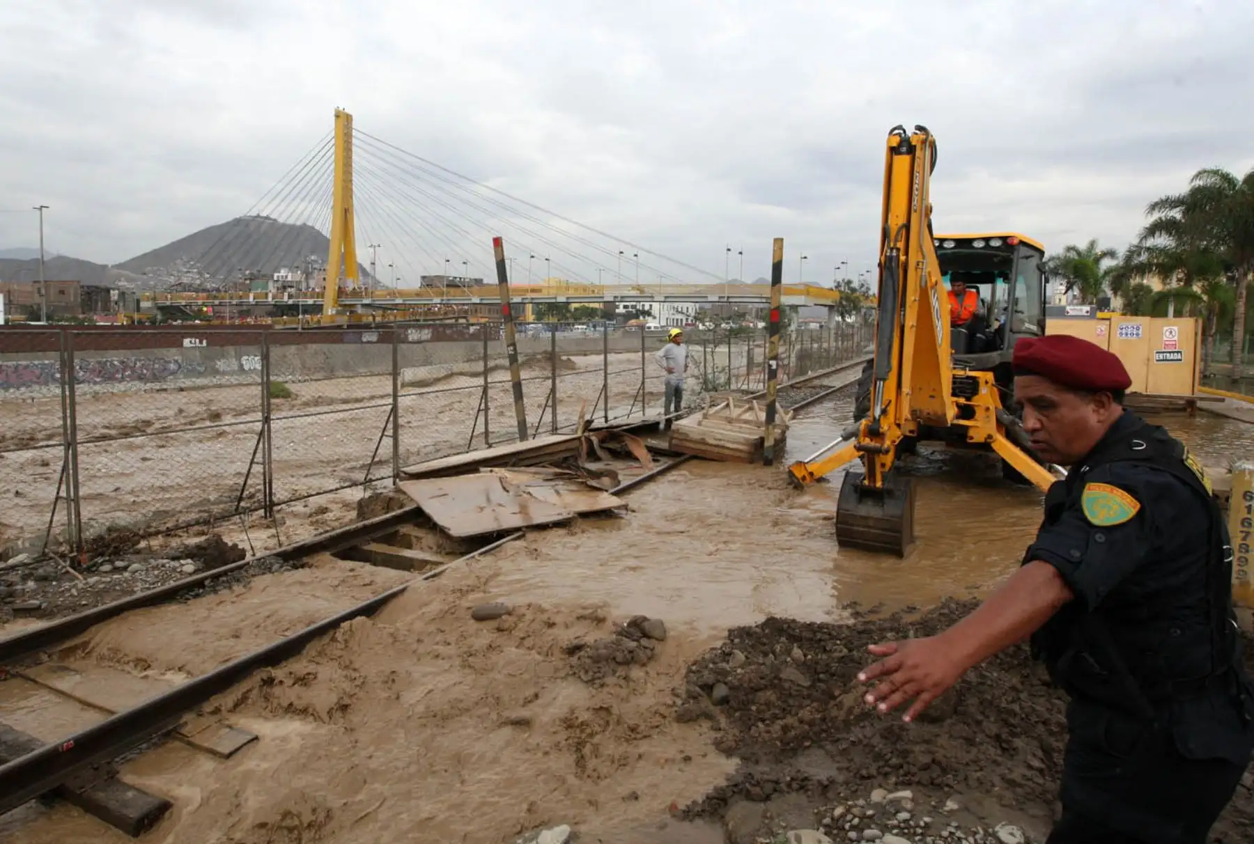 LIMA PERÚ, MARZO 15. Río Rimac se desborda a la altura de Alameda Chabuca. Foto: ANDINA/Melina Mejía