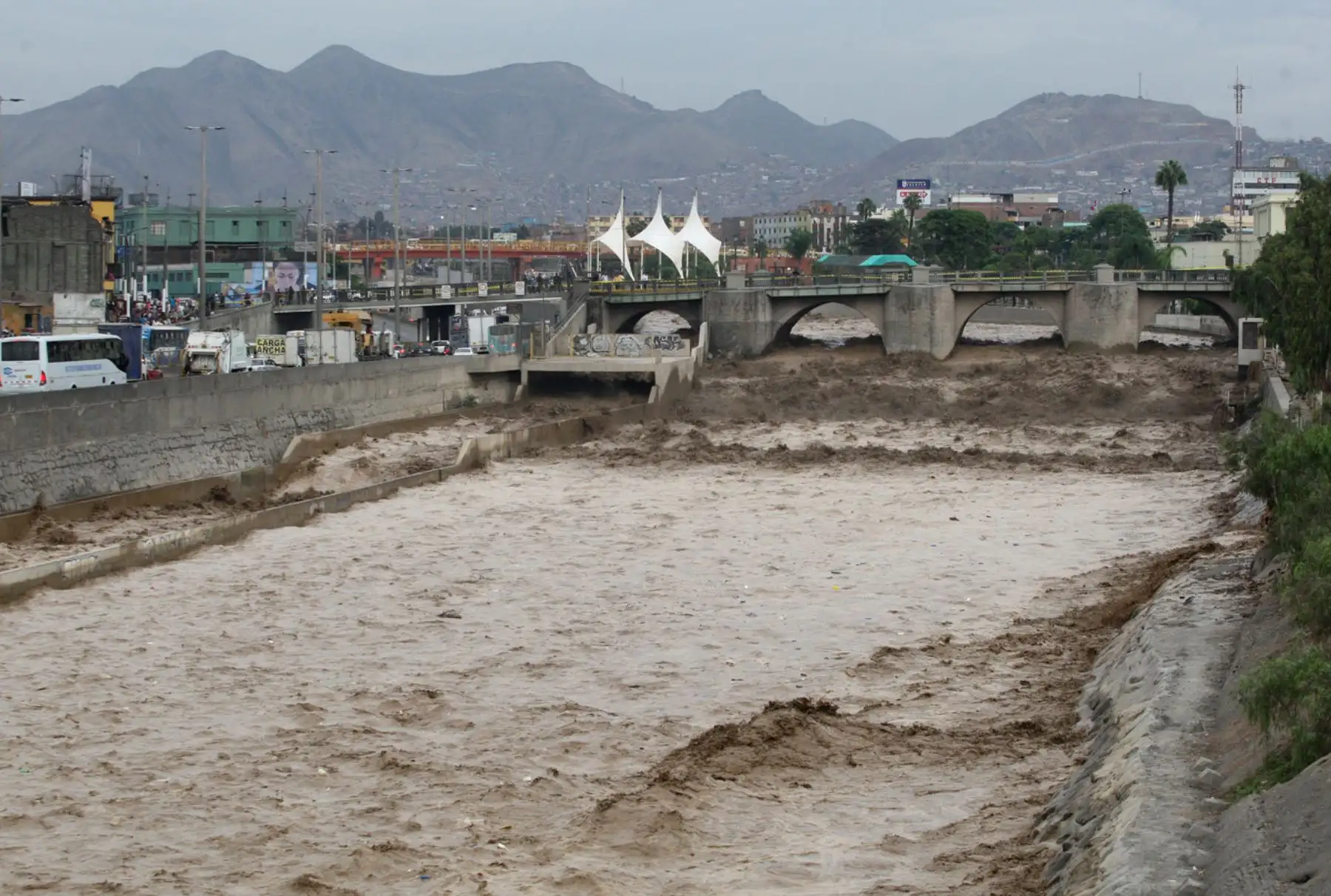 LIMA PERÚ, MARZO 15. Río Rimac se desborda a la altura de Alameda Chabuca. Foto: ANDINA/Melina Mejía