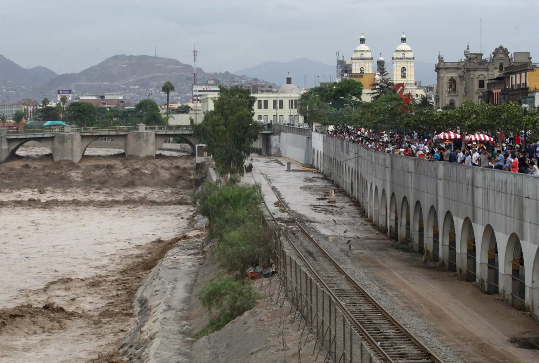 LIMA PERÚ, MARZO 15. Río Rimac se desborda a la altura de Alameda Chabuca. Foto: ANDINA/Melina Mejía