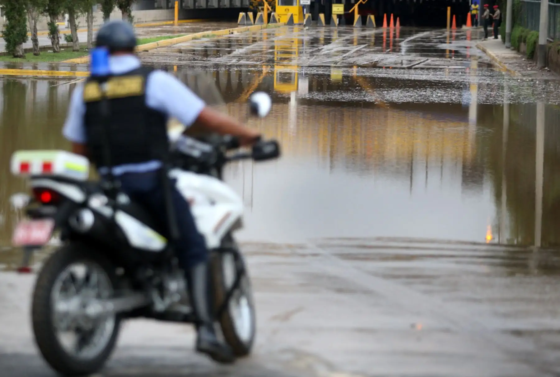 LIMA PERÚ, MARZO 15. Río Rimac se desborda a la altura de Alameda Chabuca. Foto: ANDINA/Melina Mejía