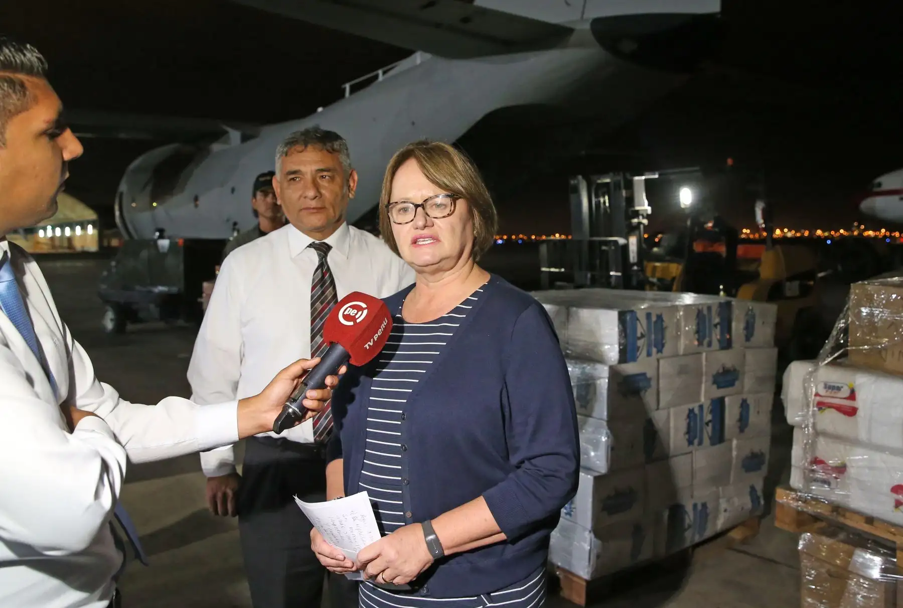 La esposa del presidente Nancy lange, hace entrega de donaciones para la población afectada por las inundaciones en Piura. Foto: ANDINA/Dante Zegarra