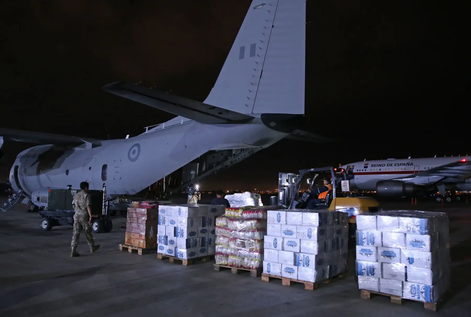 La esposa del presidente Nancy Lange, hace entrega de donaciones para la población afectada por las inundaciones en Piura. Foto: ANDINA/Dante Zegarra