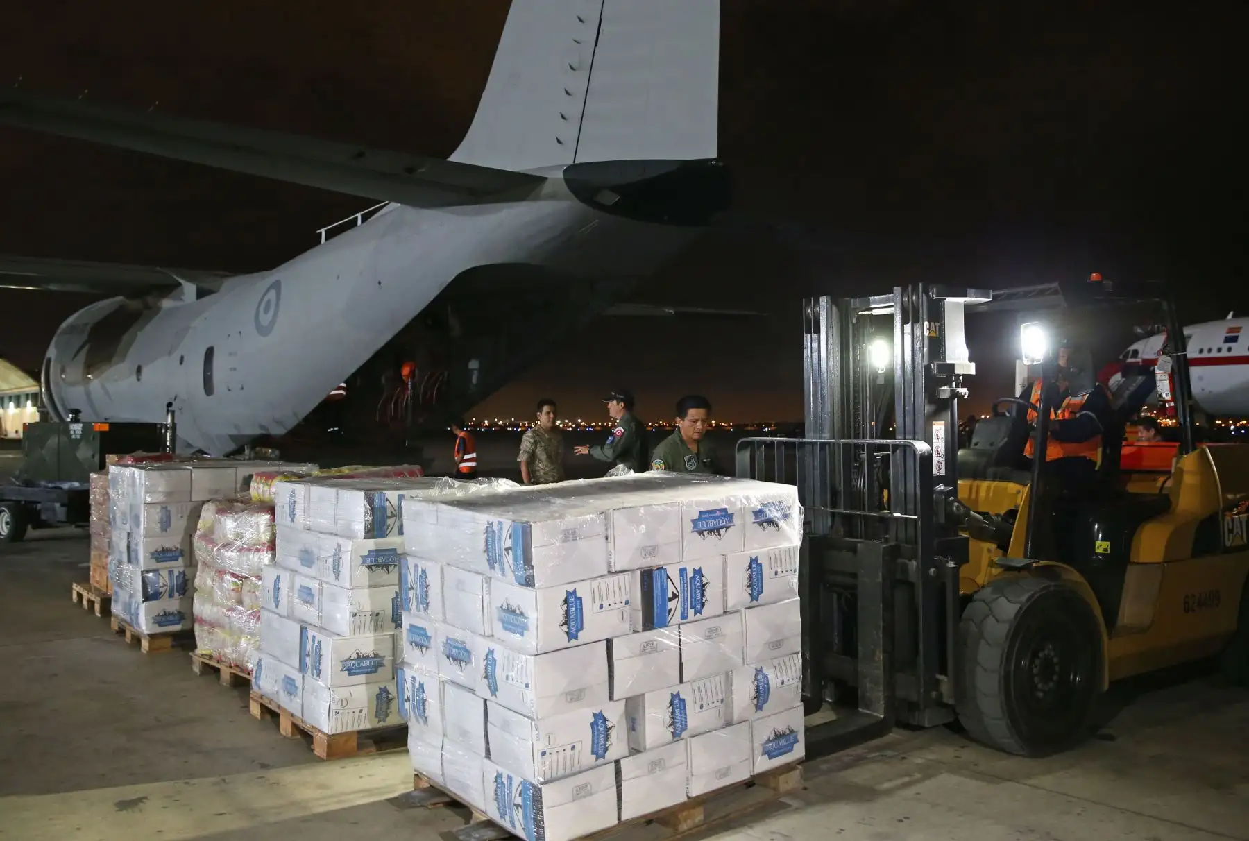 La esposa del presidente Nancy Lange, hace entrega de donaciones para la población afectada por las inundaciones en Piura. Foto: ANDINA/Dante Zegarra