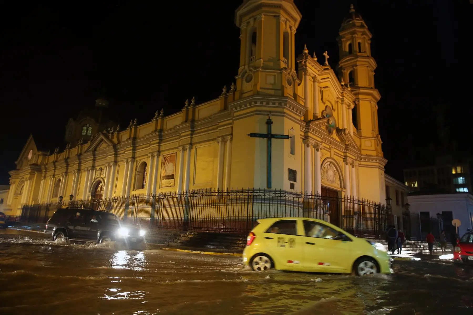 PIURA-PERÚ-MARZO 15. Intensa lluvia vuelve a caer en Piura e inundan la Plaza de Armas. Foto: ANDINA/Vidal Tarqui