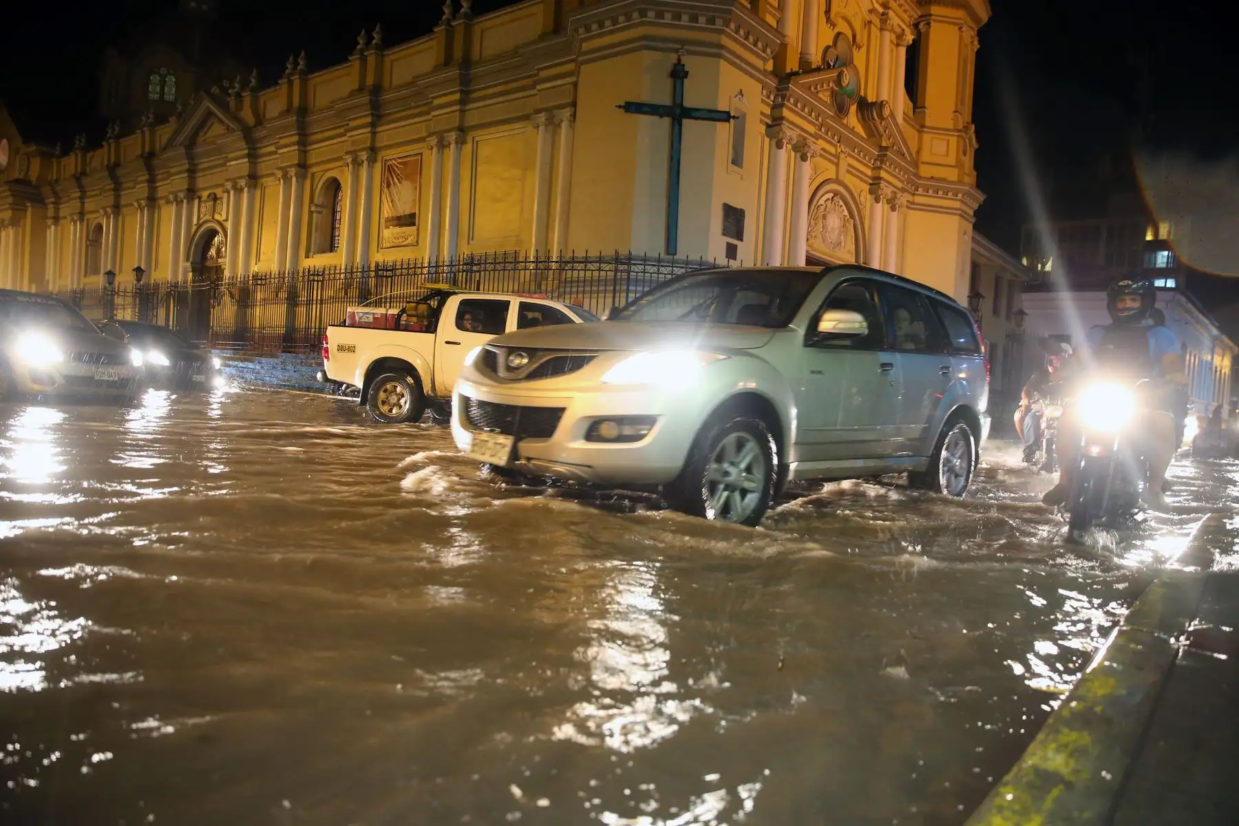 PIURA-PERÚ-MARZO 15. Intensa lluvia vuelve a caer en Piura e inundan la Plaza de Armas. Foto: ANDINA/Vidal Tarqui