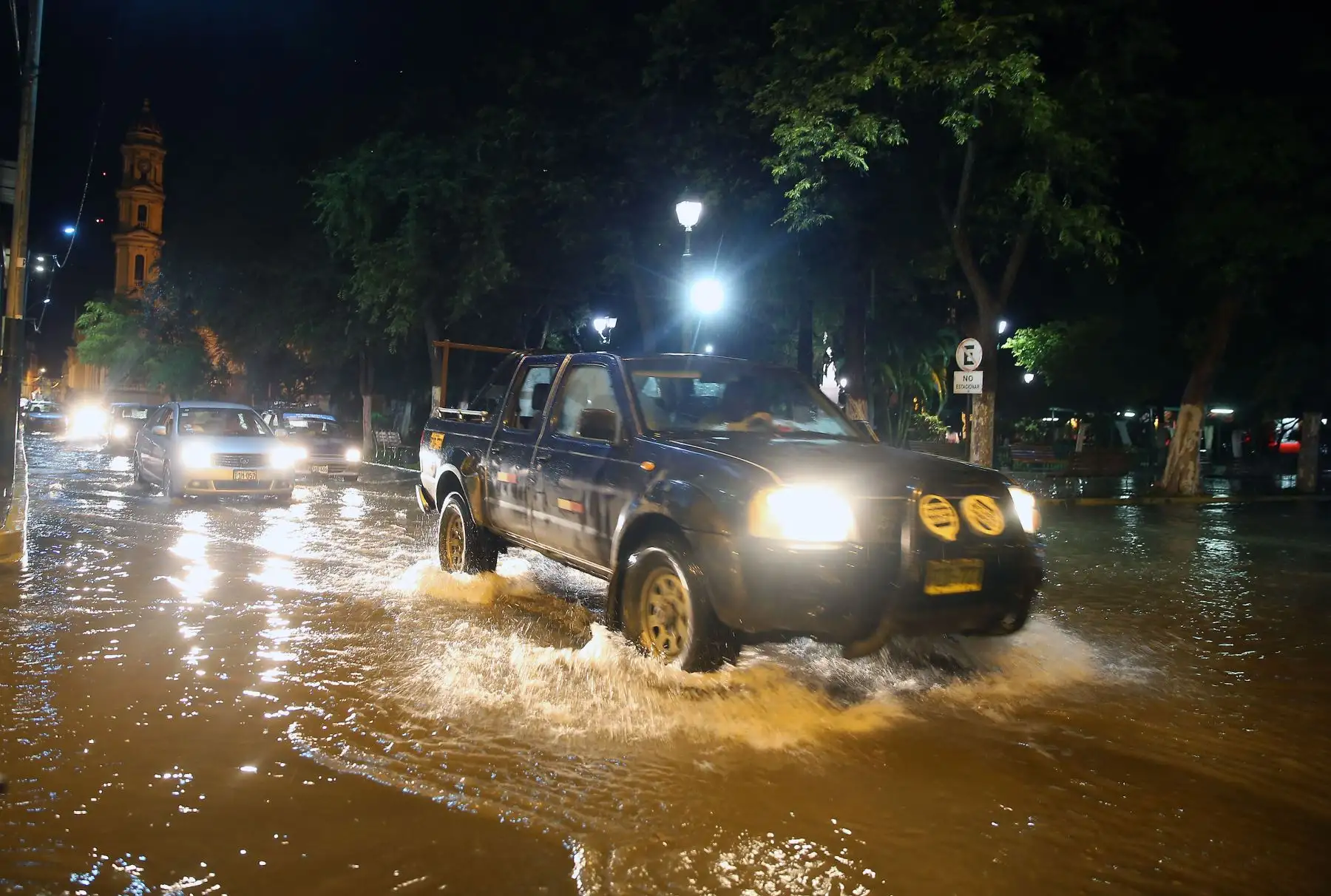 PIURA-PERÚ-MARZO 15. Intensa lluvia vuelve a caer en Piura e inundan la Plaza de Armas. Foto: ANDINA/Vidal Tarqui