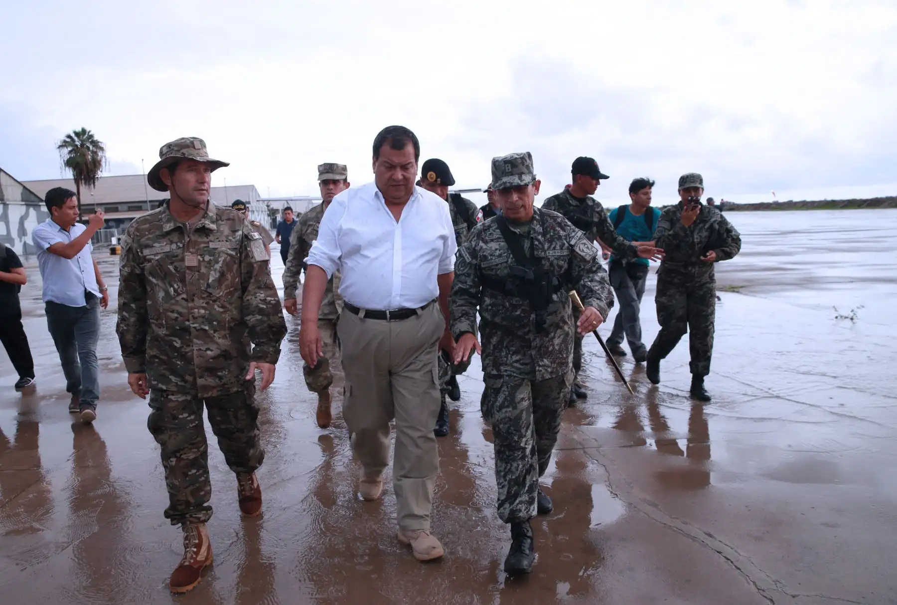 CHICLAYO- PERÚ, MARZO 15. El ministro de defensa Jorge Nieto Montesinos, sobrevuela las zonas mas afectadas del norte del pais. Foto: ANDINA/Norman Córdova