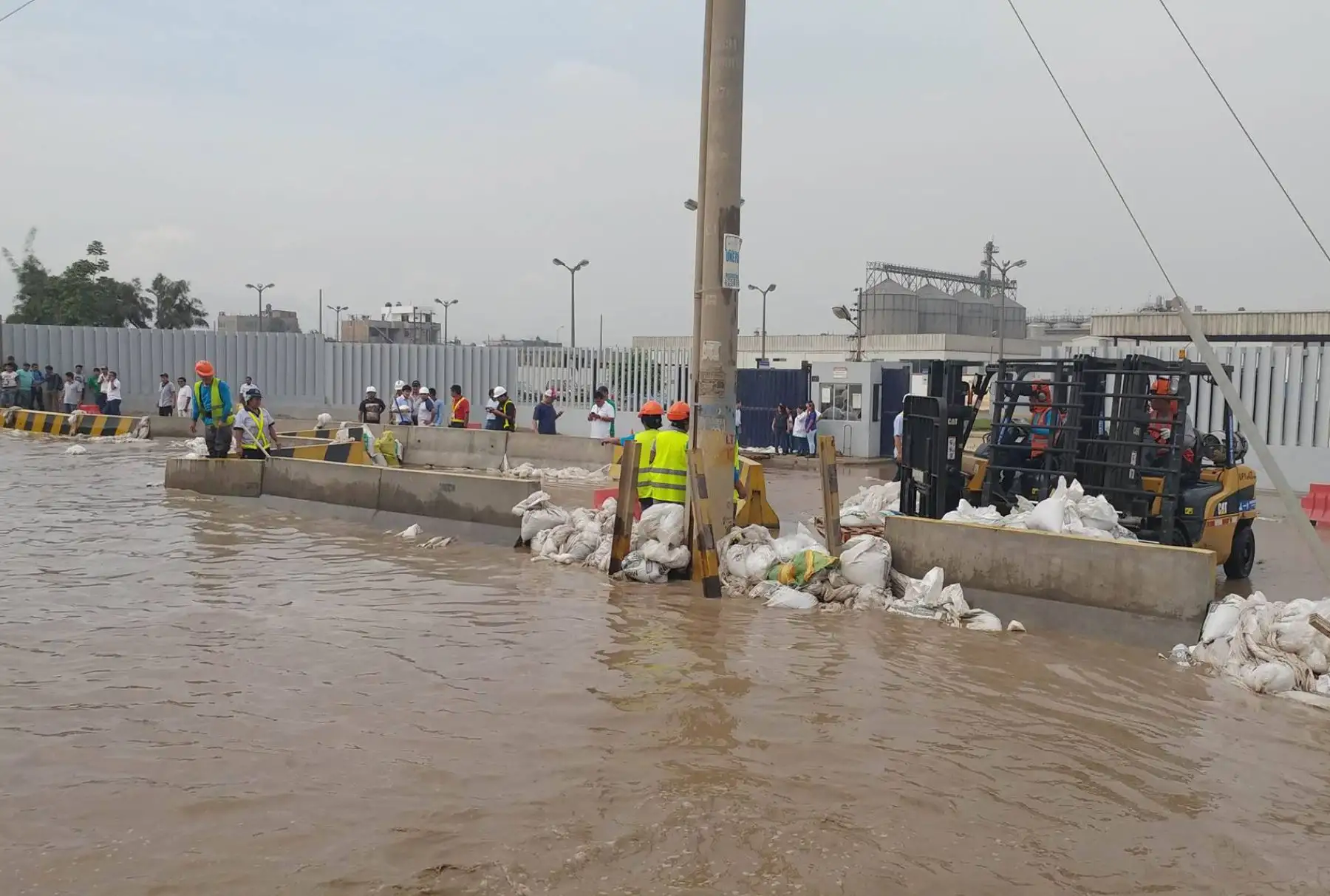LIMA, PERÚ-MARZO 16.Desborde del río Rímac inunda un sector de Huachipa, al este de Lima. Foto: ANDINA/ Juan Carlos Guzman