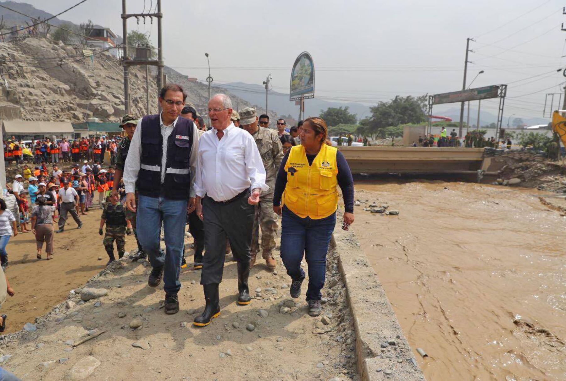 Presidente Pedro Pablo Kuczynski inspecciona daños por crecida del río Huaycoloro. Foto: ANDINA/ Prensa Presidencia