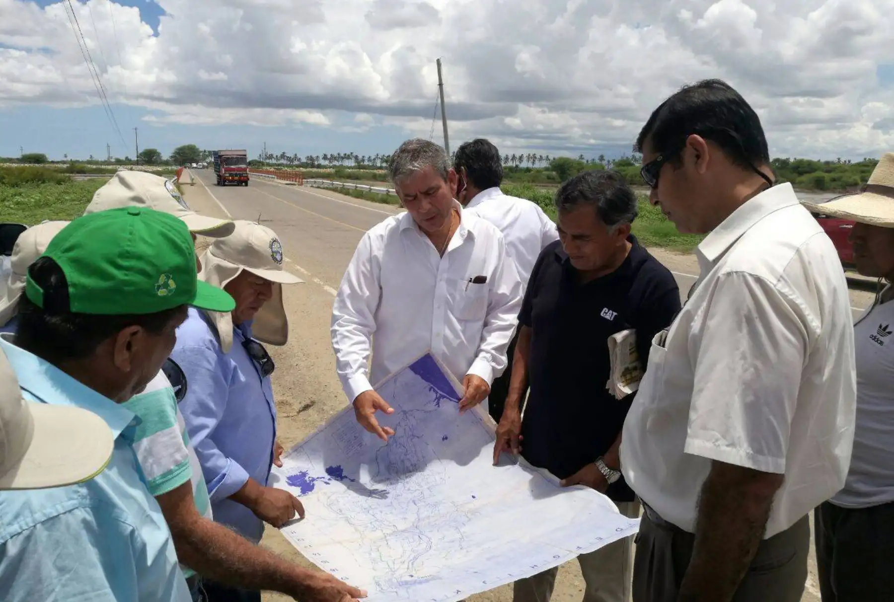 PIURA,PERU-MARZO 16. Gobernador de Piura Reynaldo Hilbck, supervisa zonas afectadas por las inundaciones ,en la región norteña.Foto: ANDINA/Rodolfo Espinal